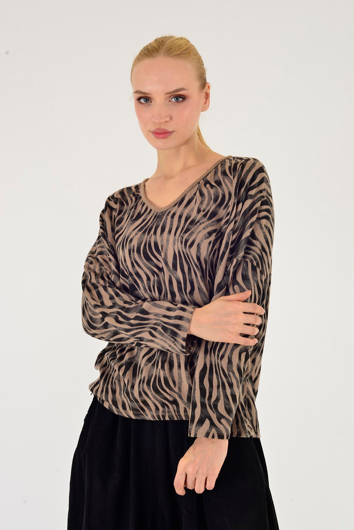 24779 ZEBRA DESEN V YAKA TRİKO BLUZ