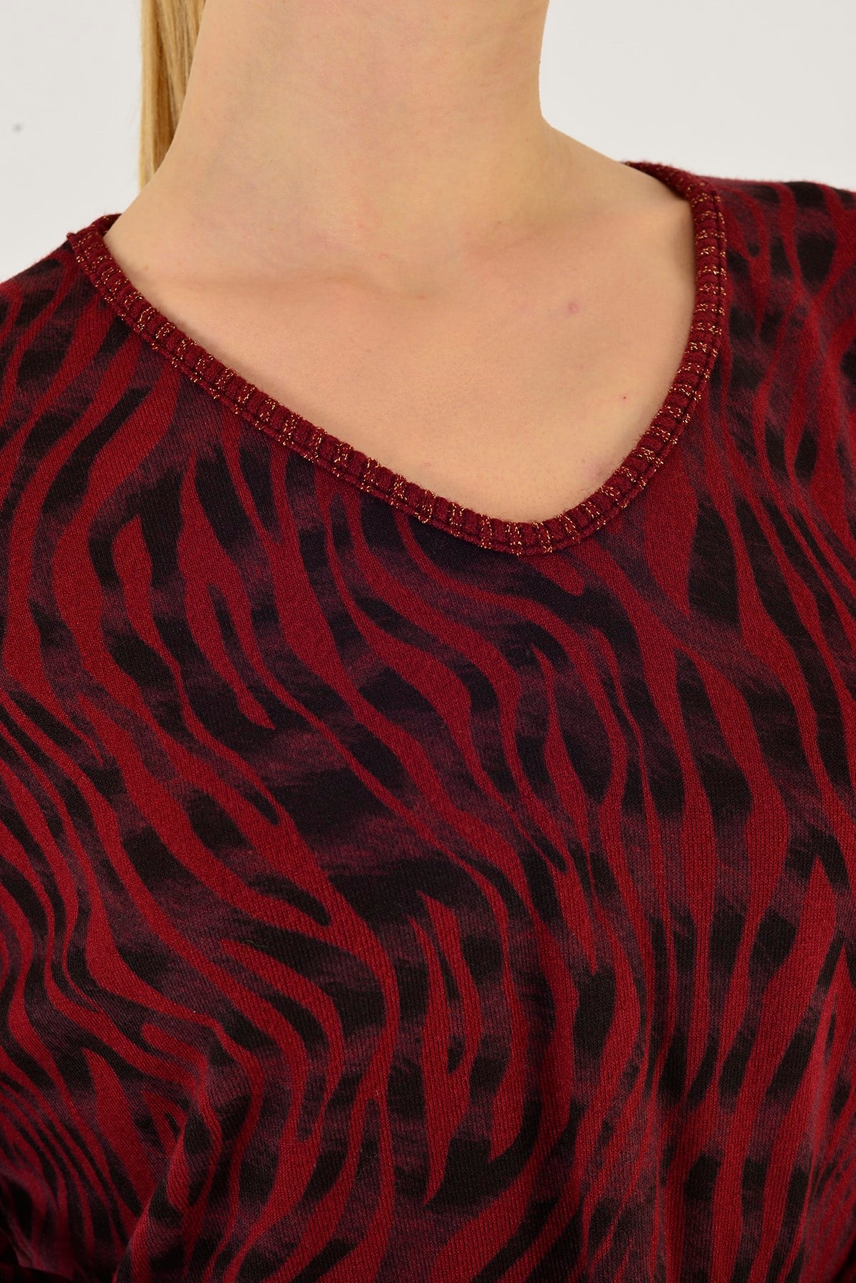 24779 ZEBRA DESEN V YAKA TRİKO BLUZ