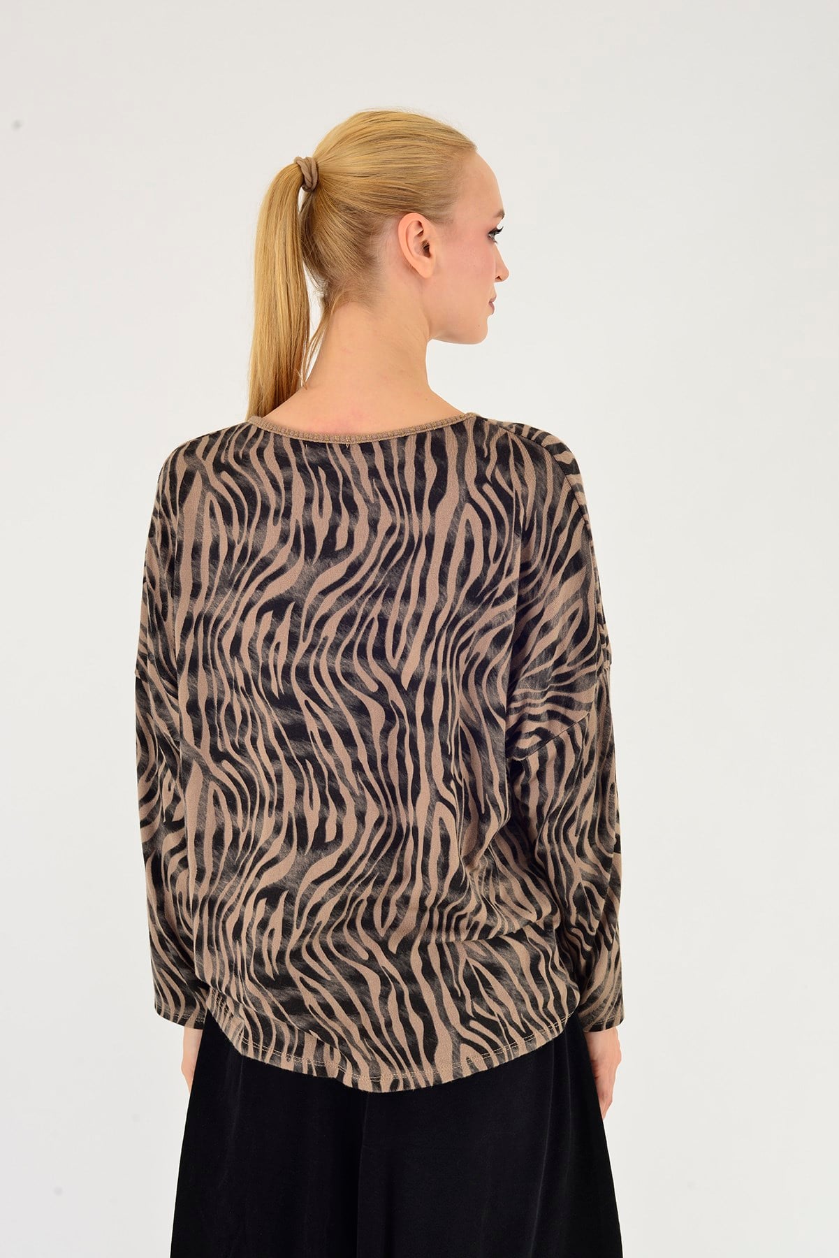 24779 ZEBRA DESEN V YAKA TRİKO BLUZ