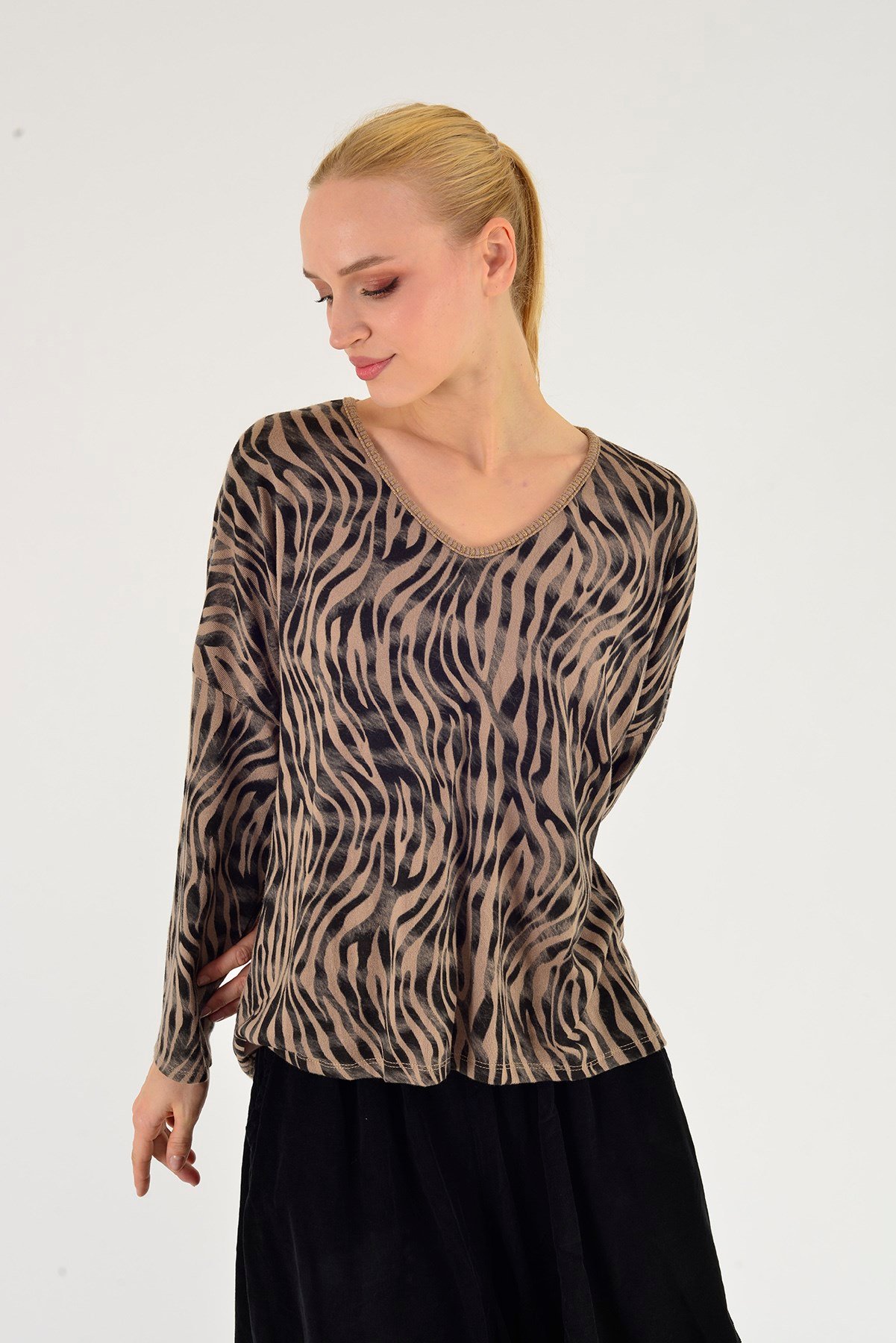 24779 ZEBRA DESEN V YAKA TRİKO BLUZ