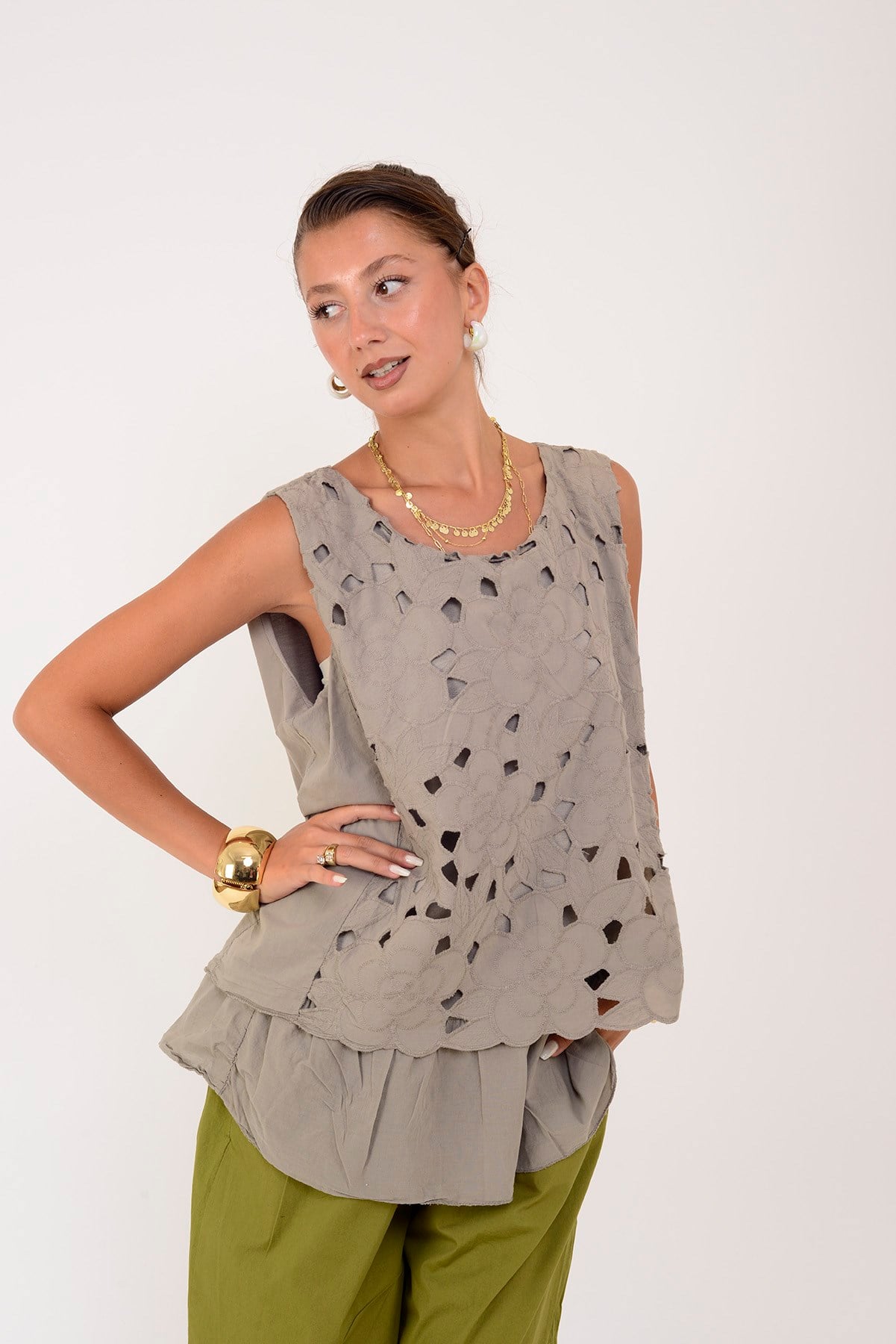 26203 FİSTOLU DESENLİ KOLSUZ BLUZ