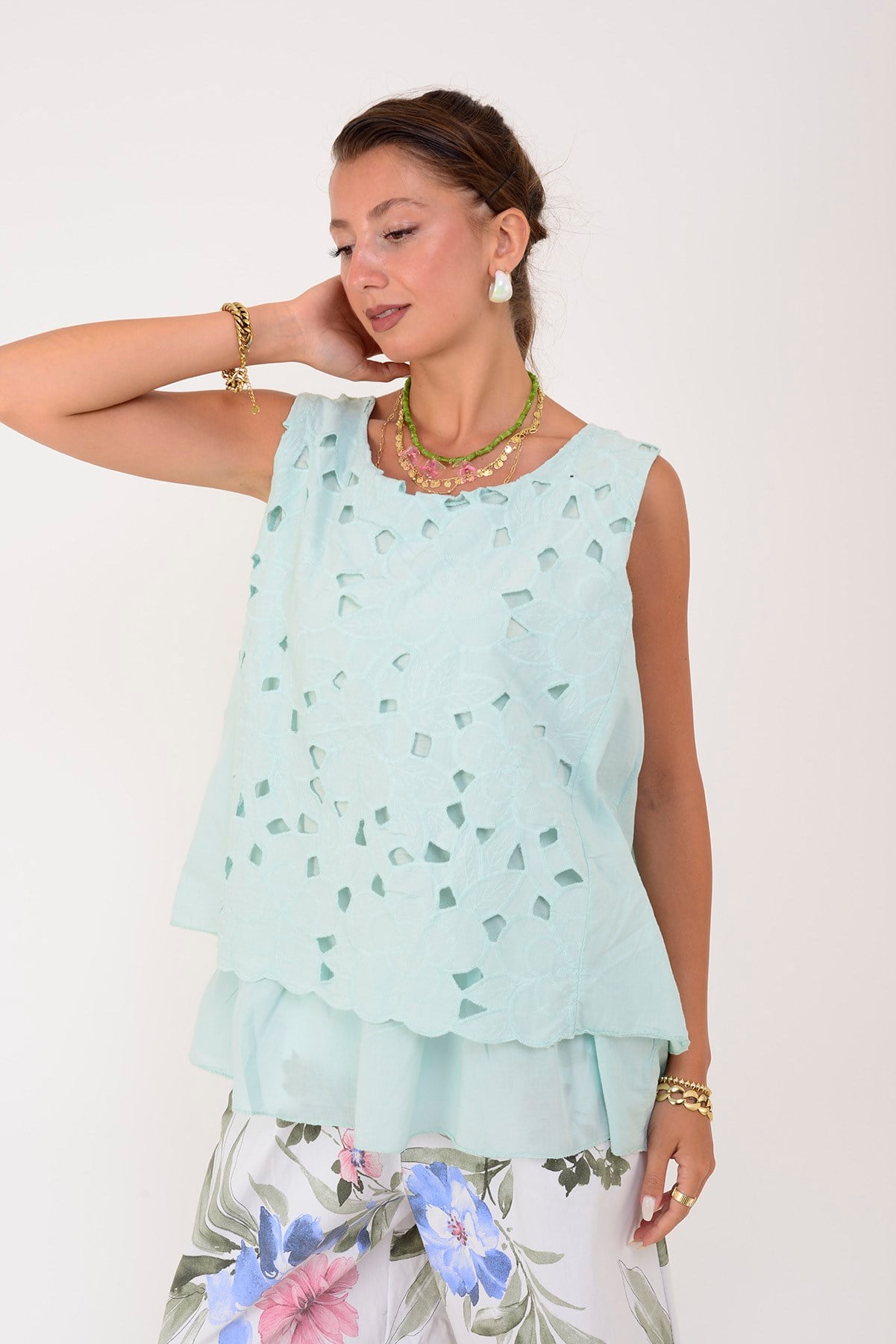 26203 FİSTOLU DESENLİ KOLSUZ BLUZ