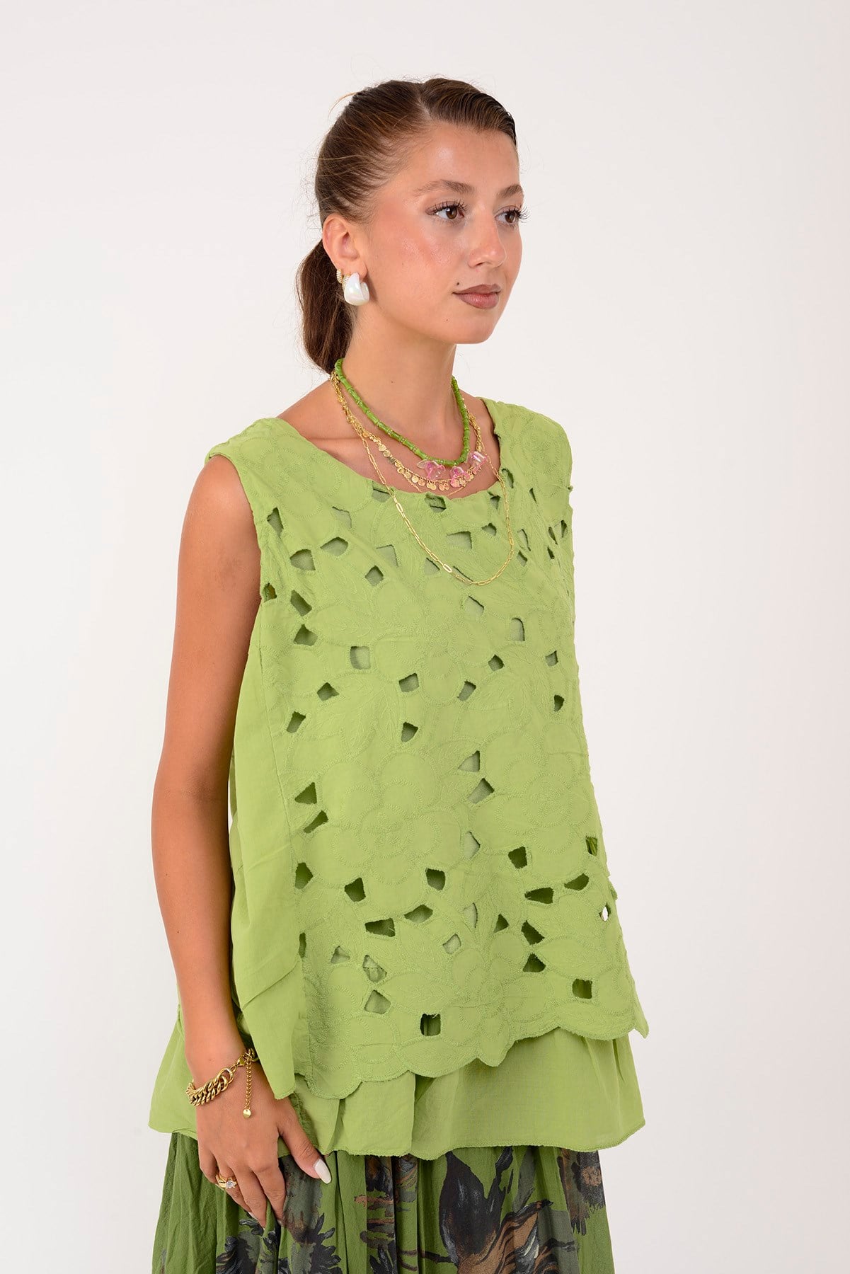 26203 FİSTOLU DESENLİ KOLSUZ BLUZ