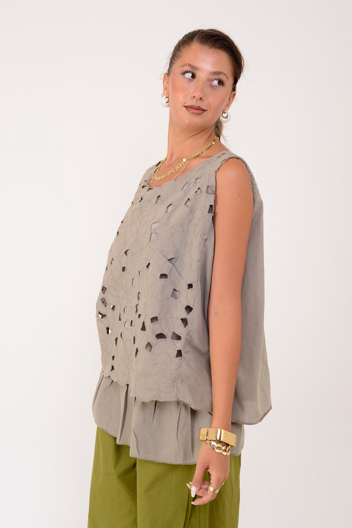 26203 FİSTOLU DESENLİ KOLSUZ BLUZ