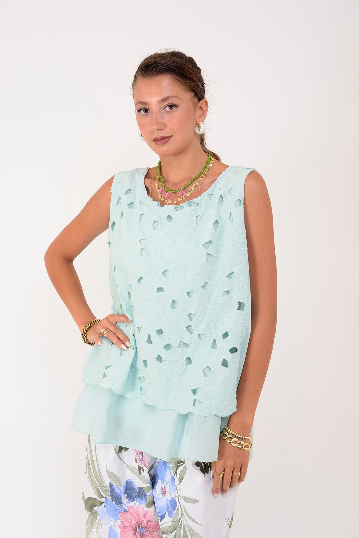 26203 FİSTOLU DESENLİ KOLSUZ BLUZ