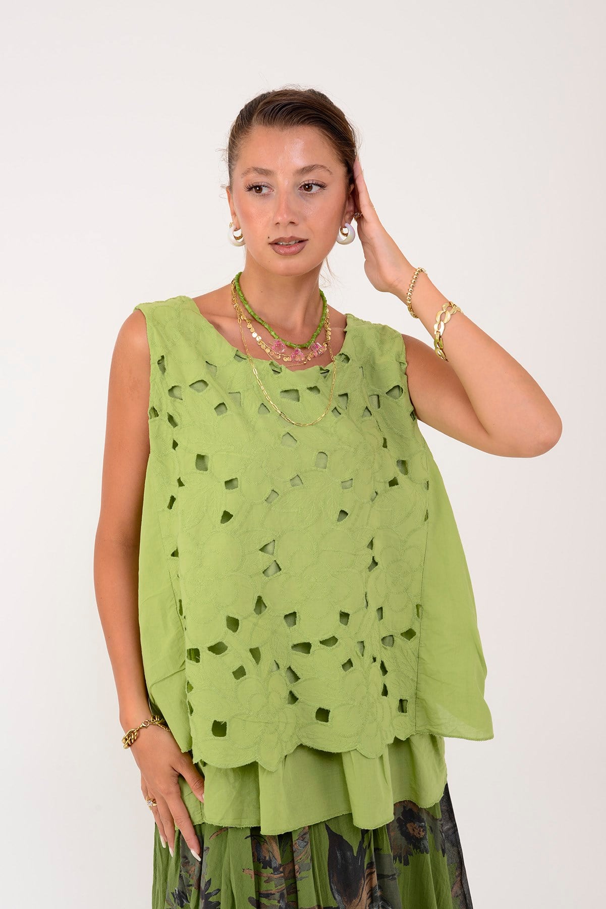 26203 FİSTOLU DESENLİ KOLSUZ BLUZ