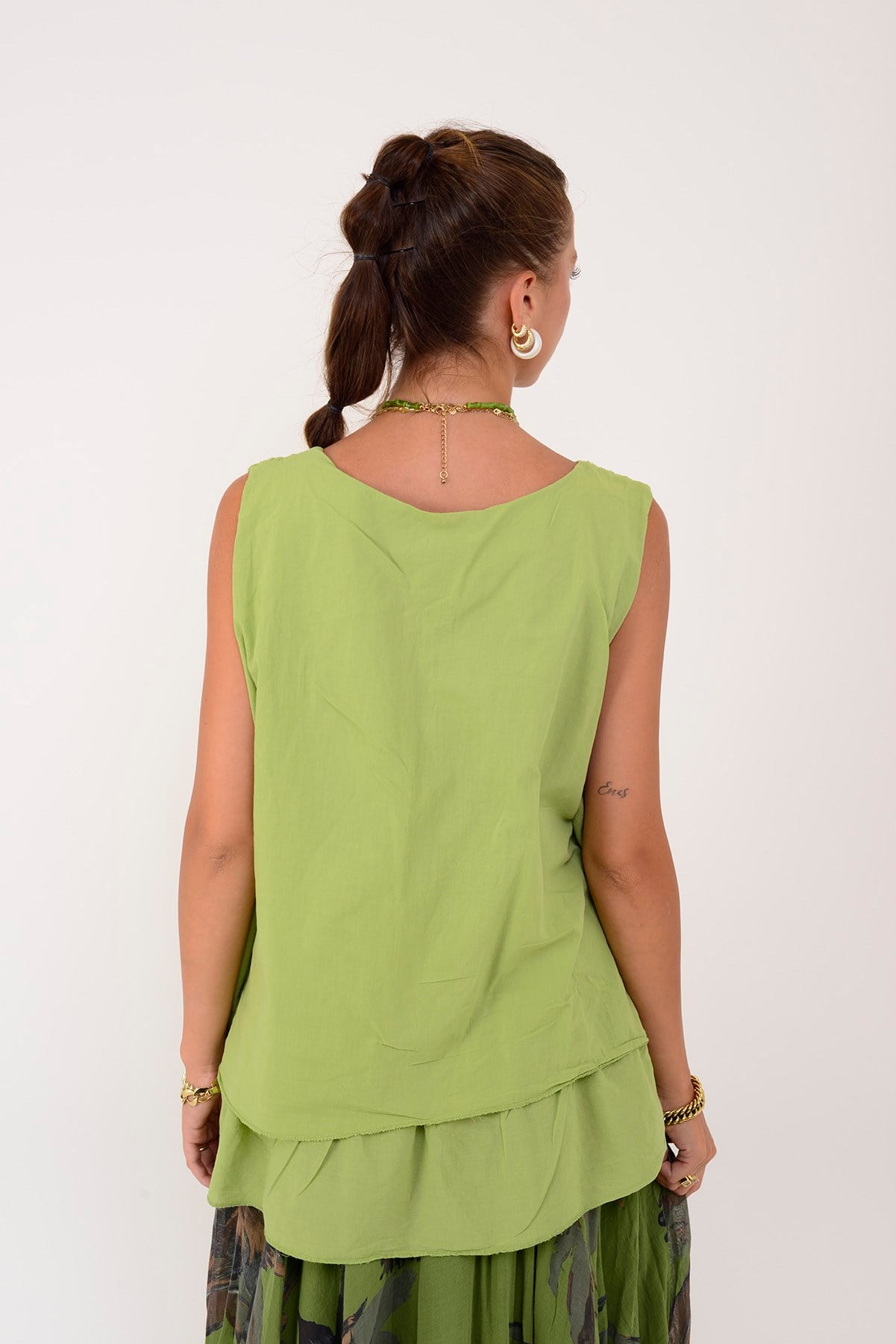 26203 FİSTOLU DESENLİ KOLSUZ BLUZ