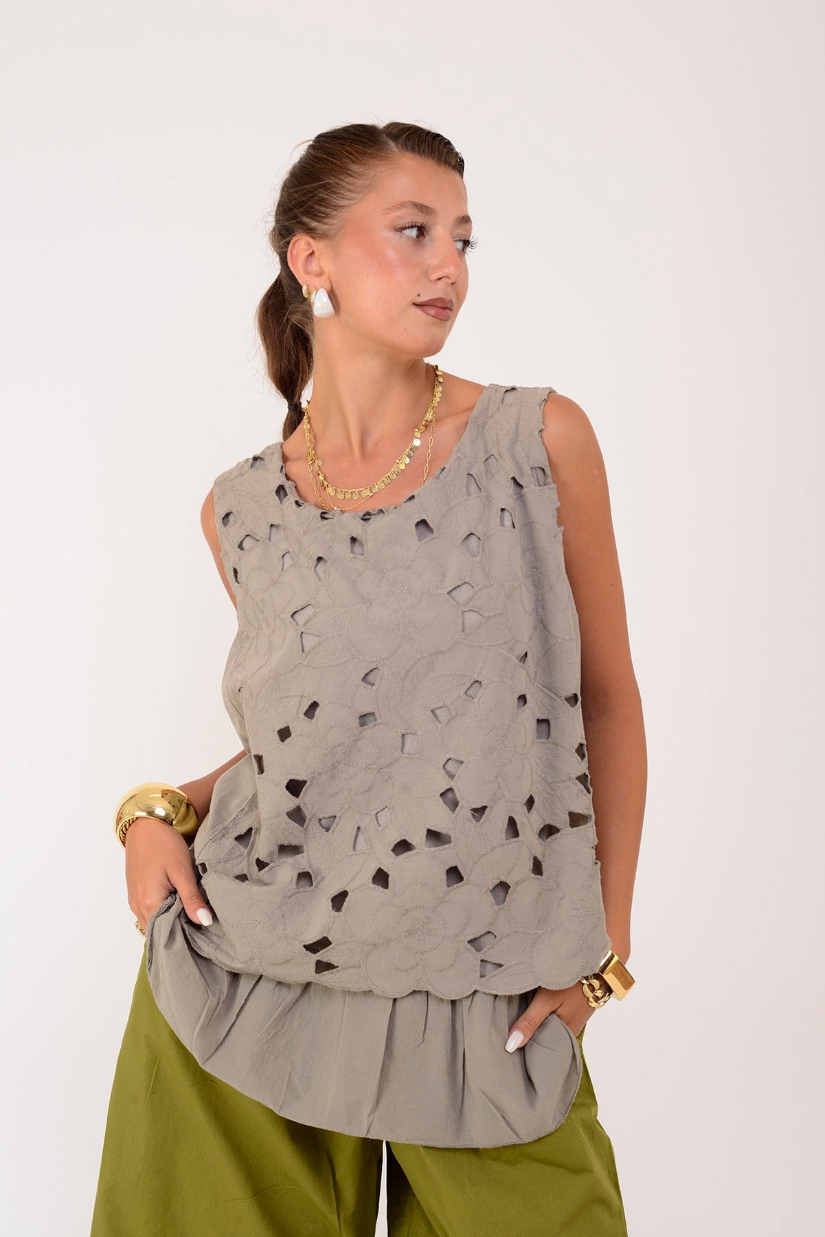 26203 FİSTOLU DESENLİ KOLSUZ BLUZ