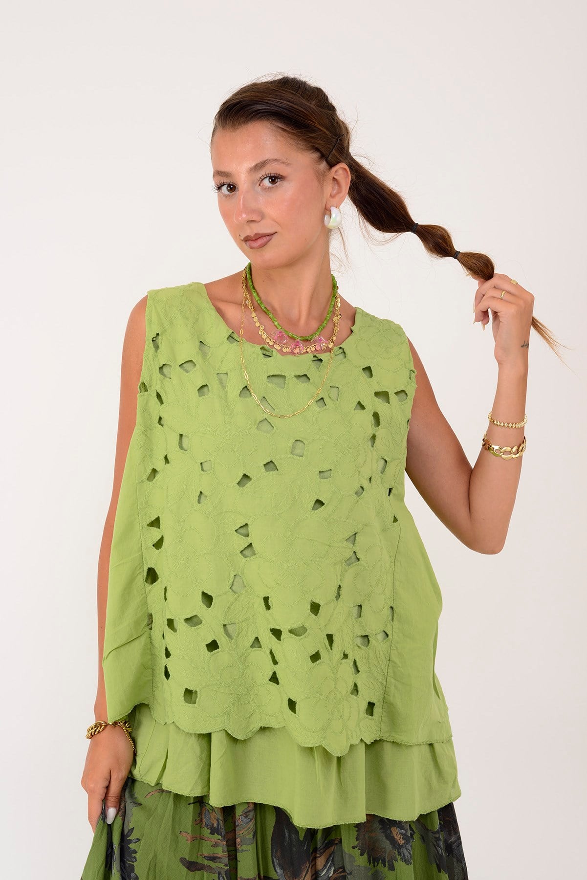 26203 FİSTOLU DESENLİ KOLSUZ BLUZ