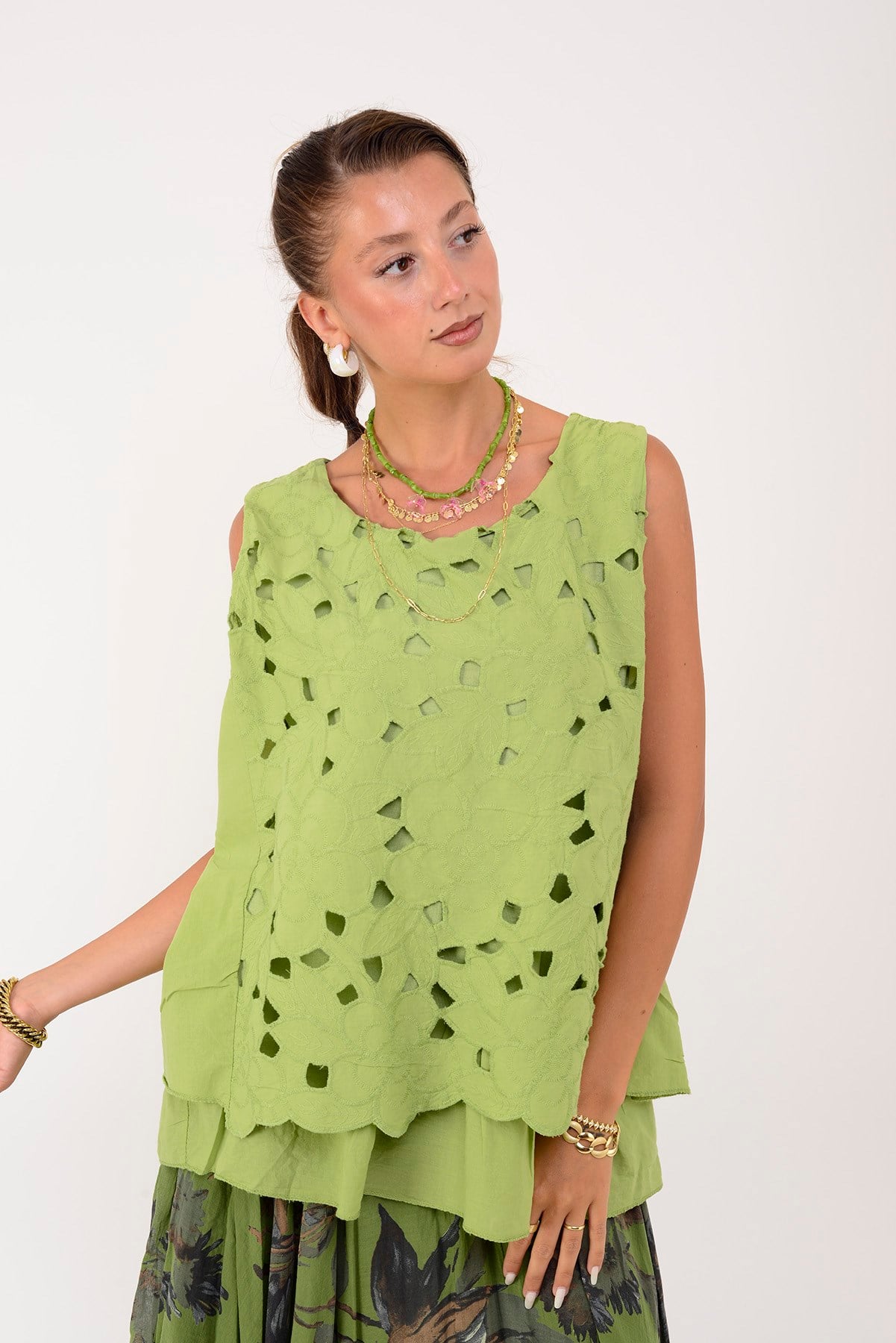 26203 FİSTOLU DESENLİ KOLSUZ BLUZ