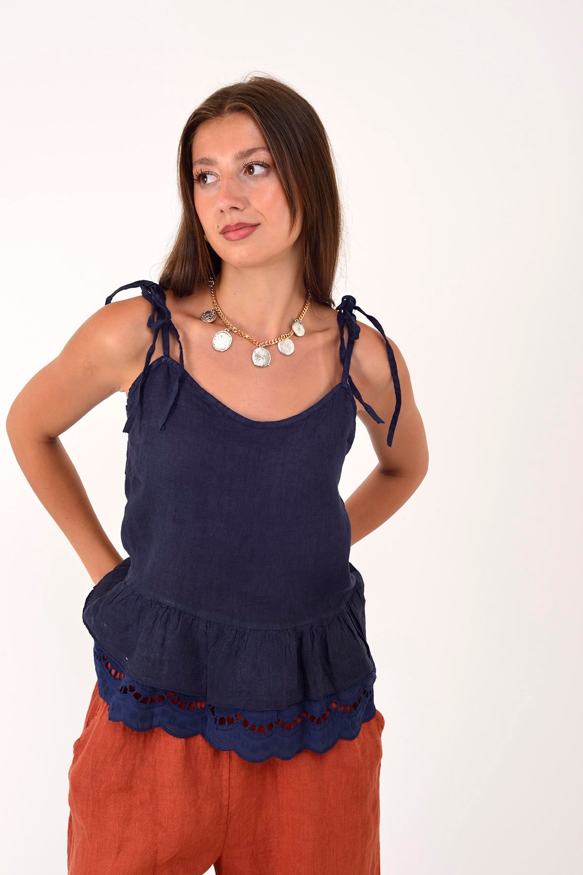 26509 FİSTO DETAYLI ASKILI KETEN BLUZ