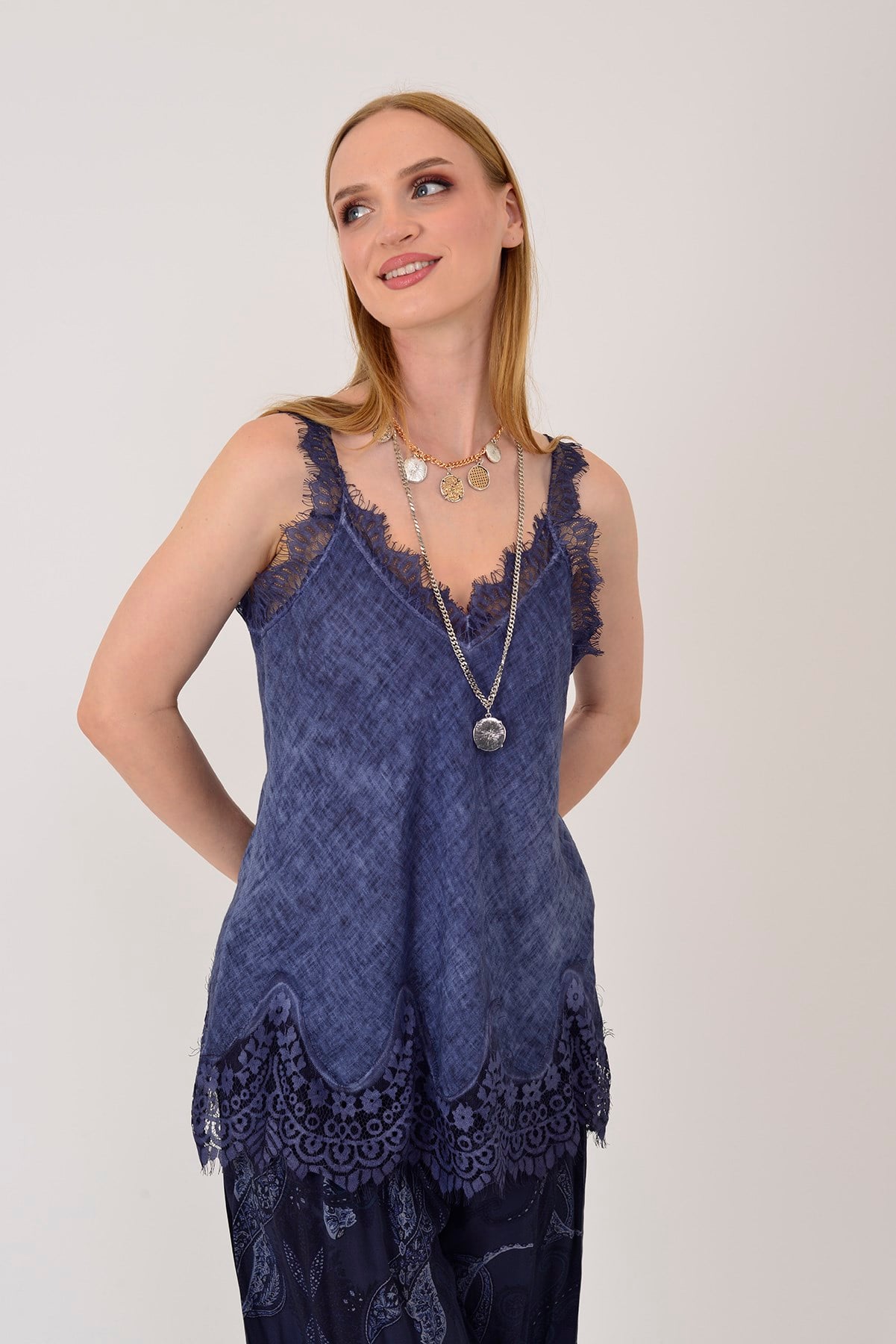 26698 DANTELLİ ASKILI KETEN BLUZ