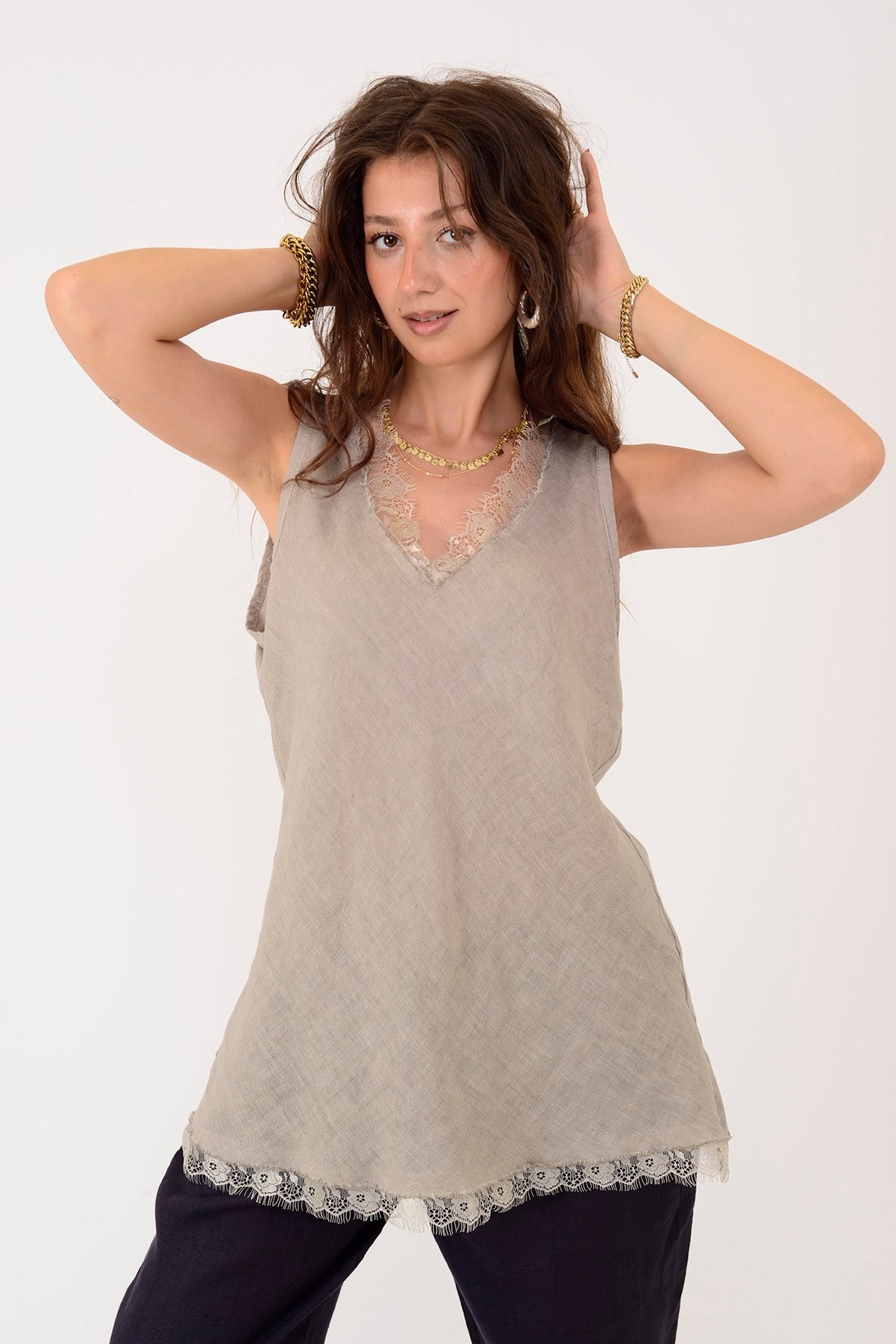 42338 DANTEL DETAYLI DANTELLİ KOLSUZ V YAKA KETEN BLUZ