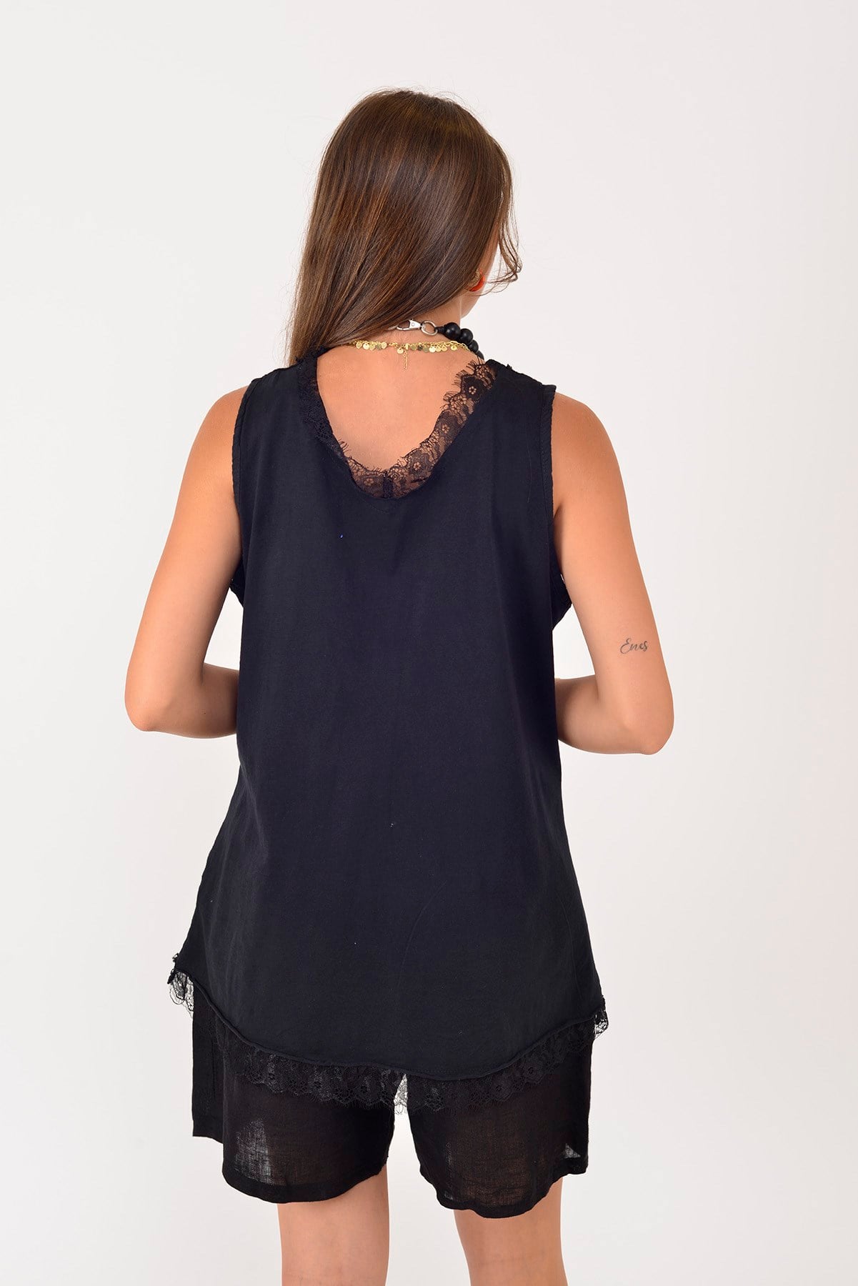 42338 DANTEL DETAYLI DANTELLİ KOLSUZ V YAKA KETEN BLUZ