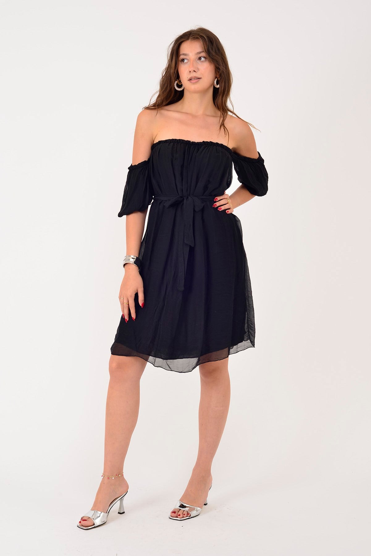 5379 OMUZU LASTİKLİ KISA İPEK ELBİSE