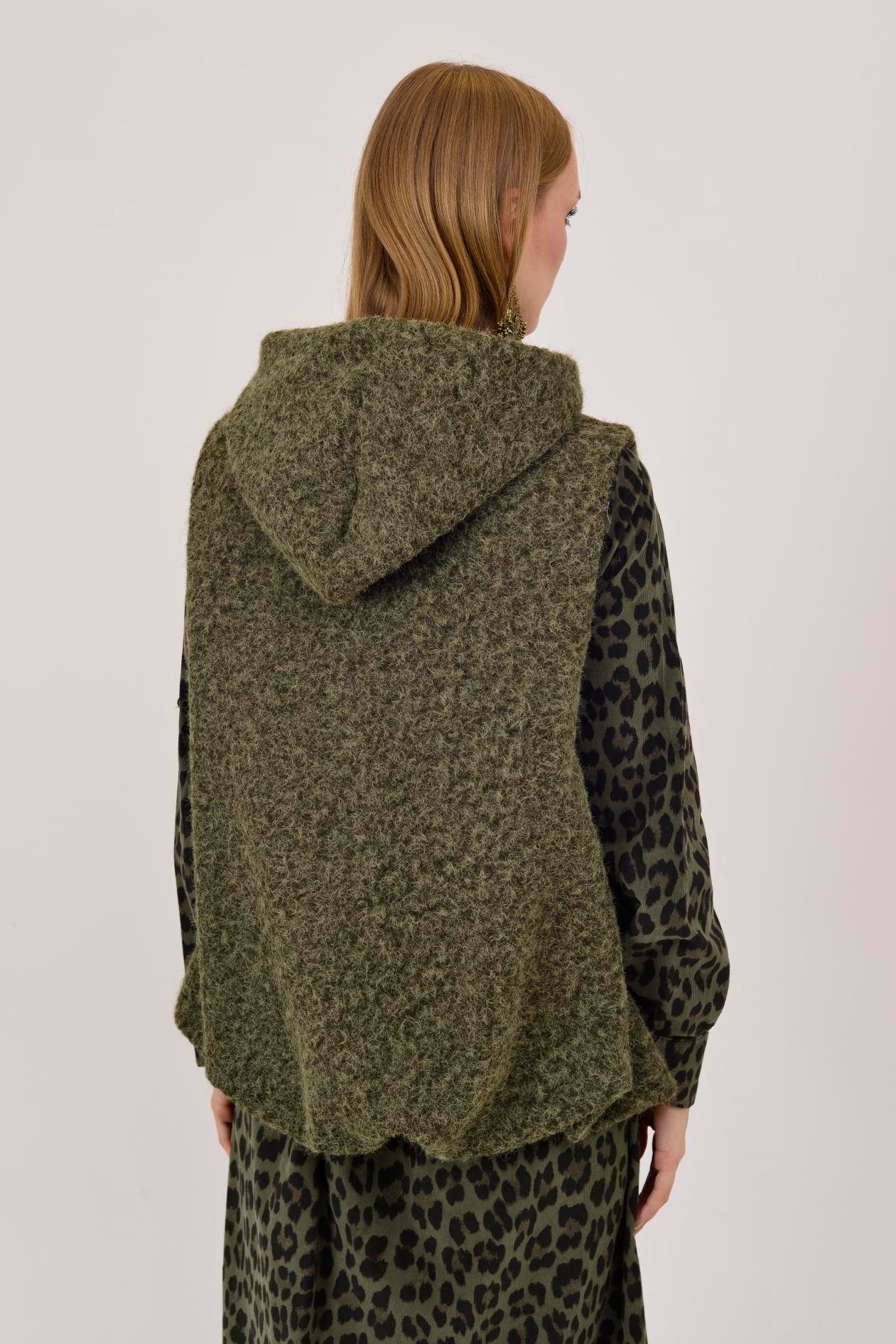 60909 KAPÜŞON DETAYLI KEÇE YELEK