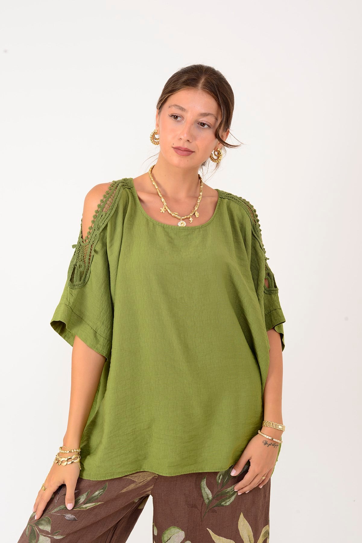61439 KOLU YIRTMAÇLI GÜPÜR DETAYLI BLUZ