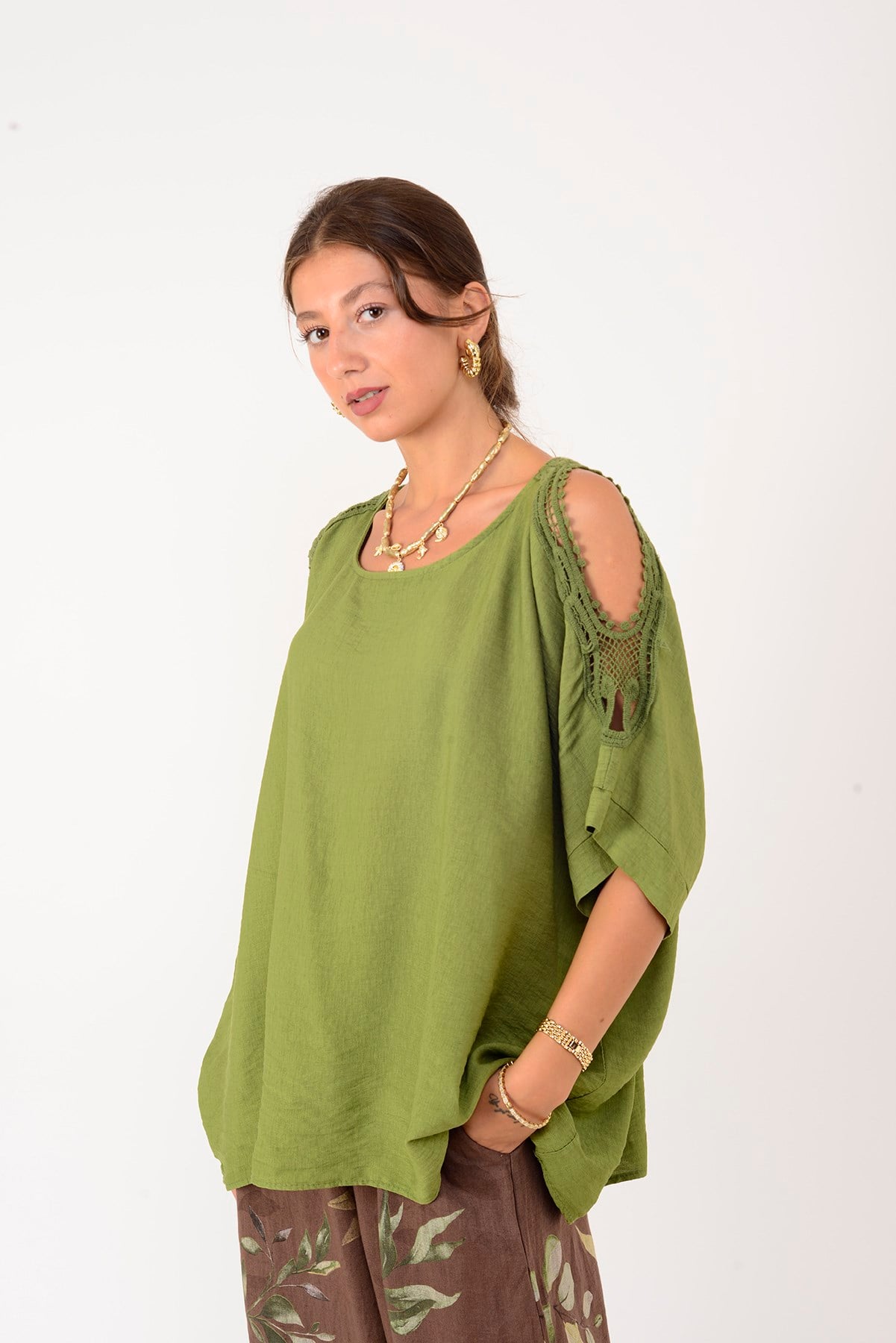 61439 KOLU YIRTMAÇLI GÜPÜR DETAYLI BLUZ