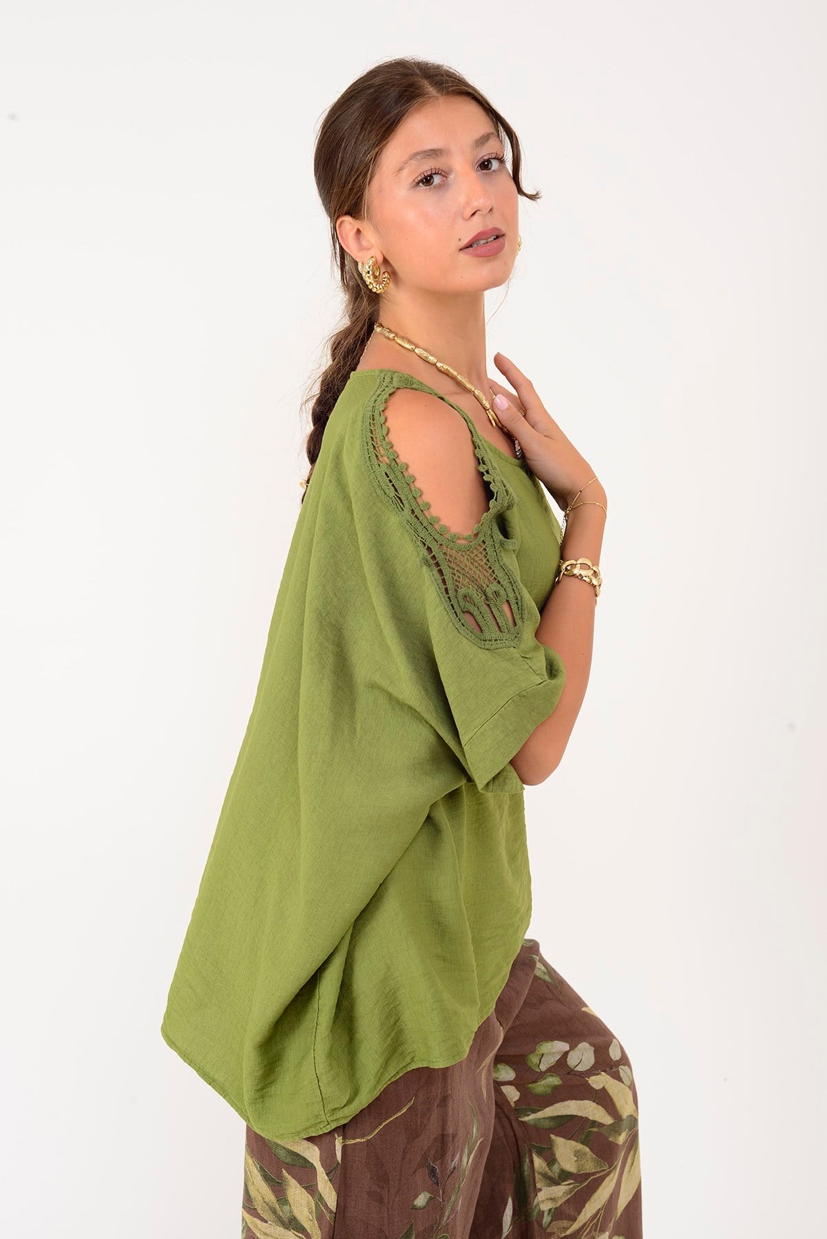 61439 KOLU YIRTMAÇLI GÜPÜR DETAYLI BLUZ