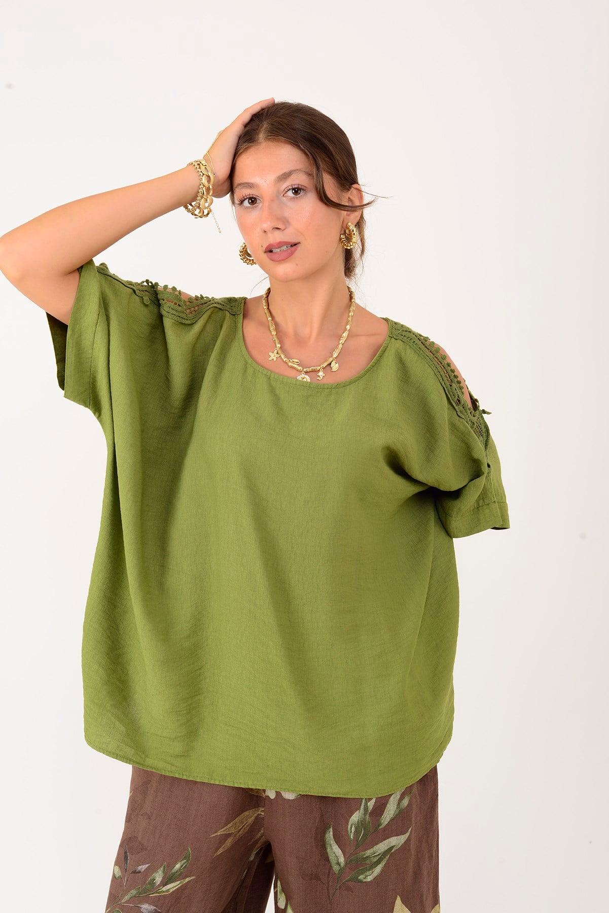 61439 KOLU YIRTMAÇLI GÜPÜR DETAYLI BLUZ