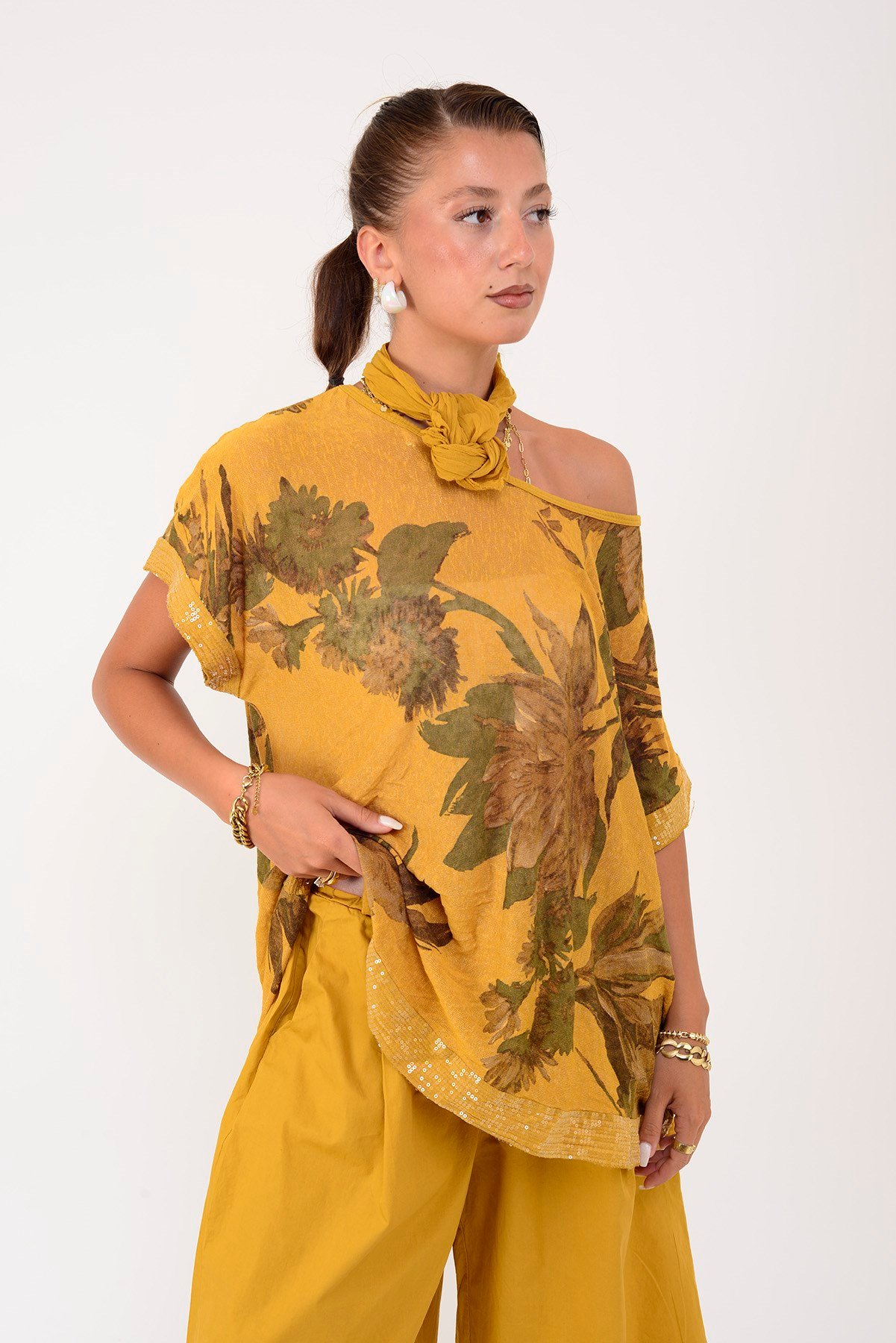 6454 YAPRAK DESEN PAYET DETAYLI FULARLI KISA KOL BLUZ