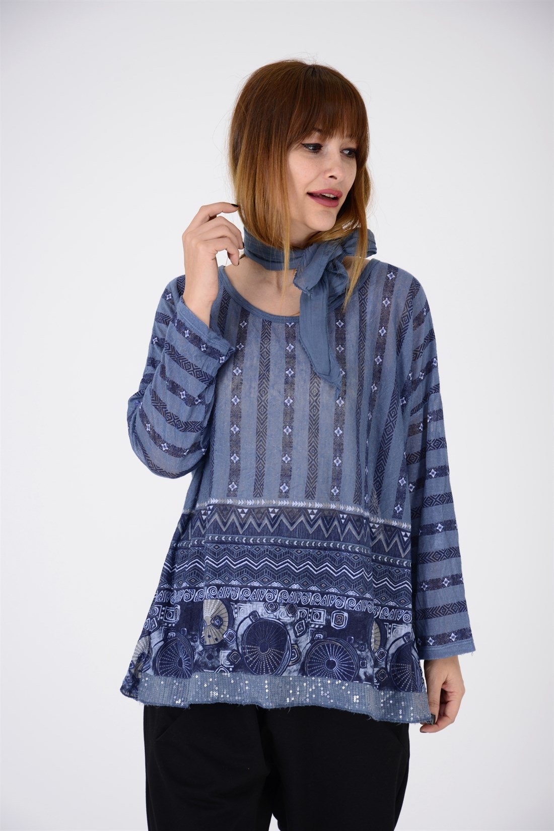 7258 OTANTİK DESEN FULARLI BLUZ