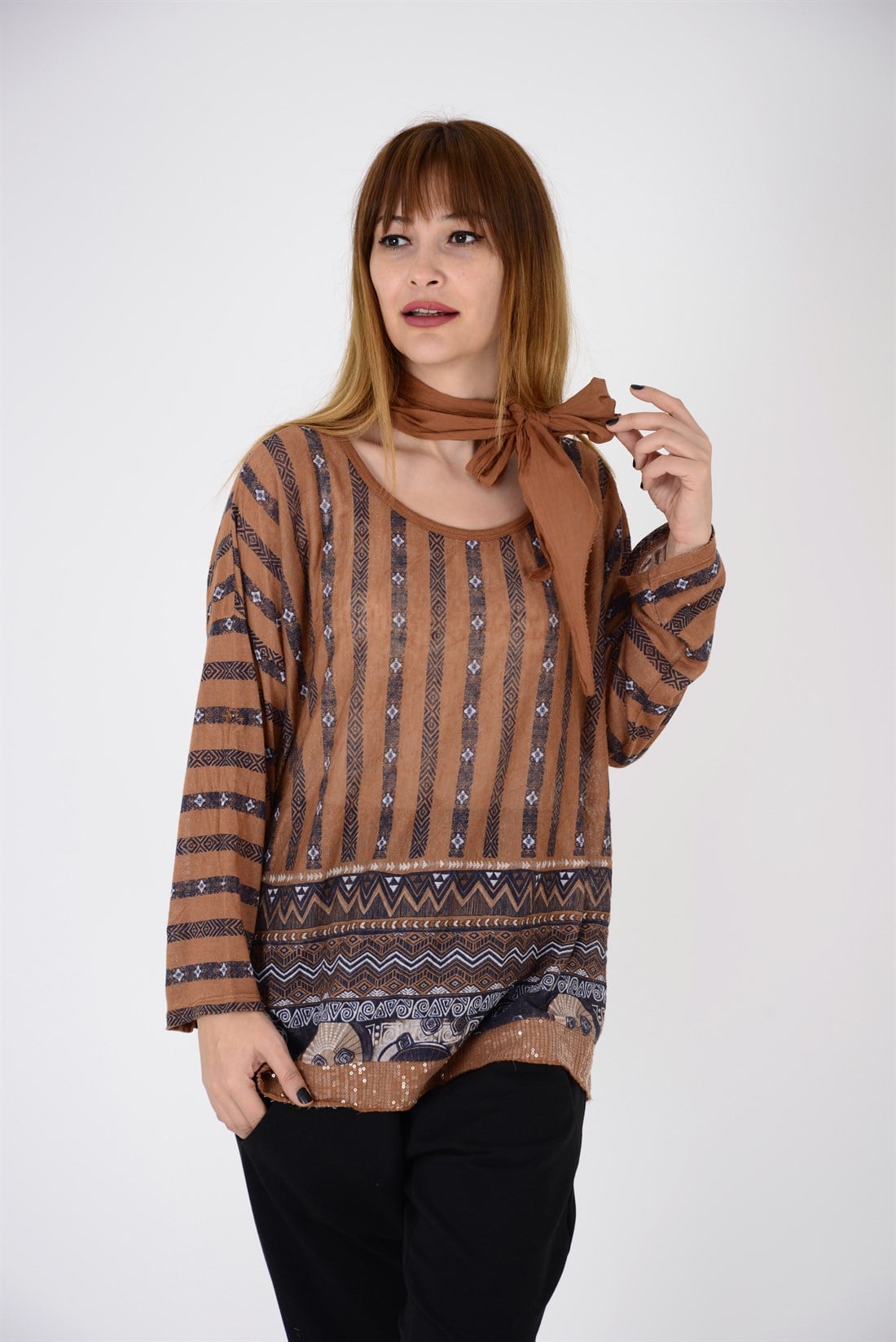 7258 OTANTİK DESEN FULARLI BLUZ