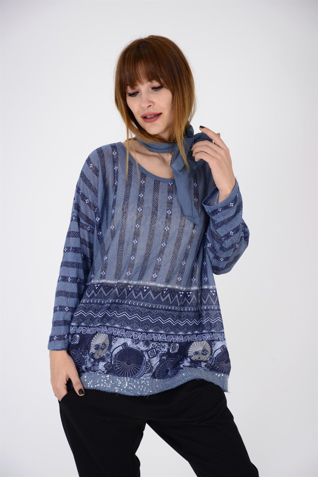 7258 OTANTİK DESEN FULARLI BLUZ