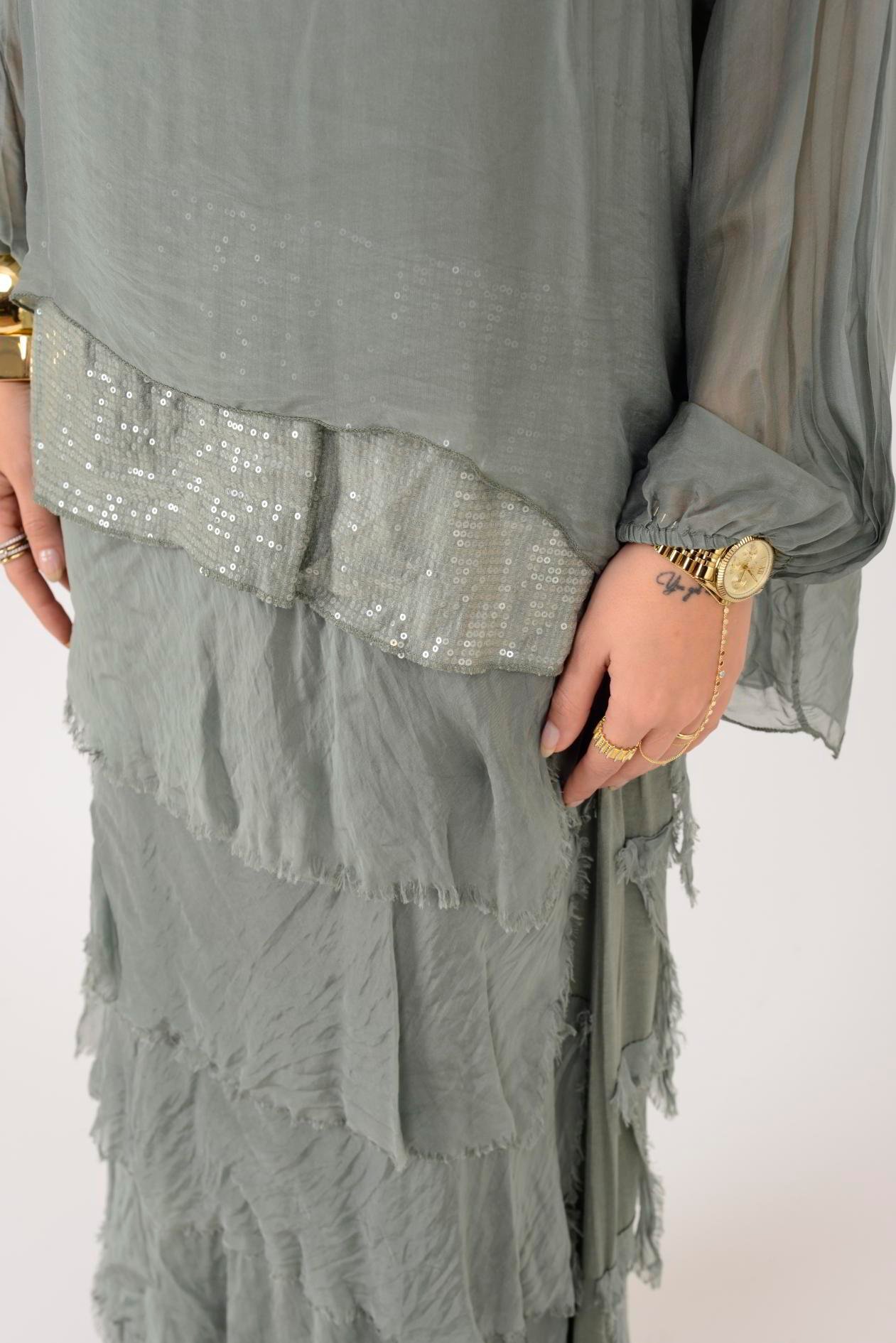 7509 PUL DETAYLI UZUN KOL KAT KAT İPEK ELBİSE