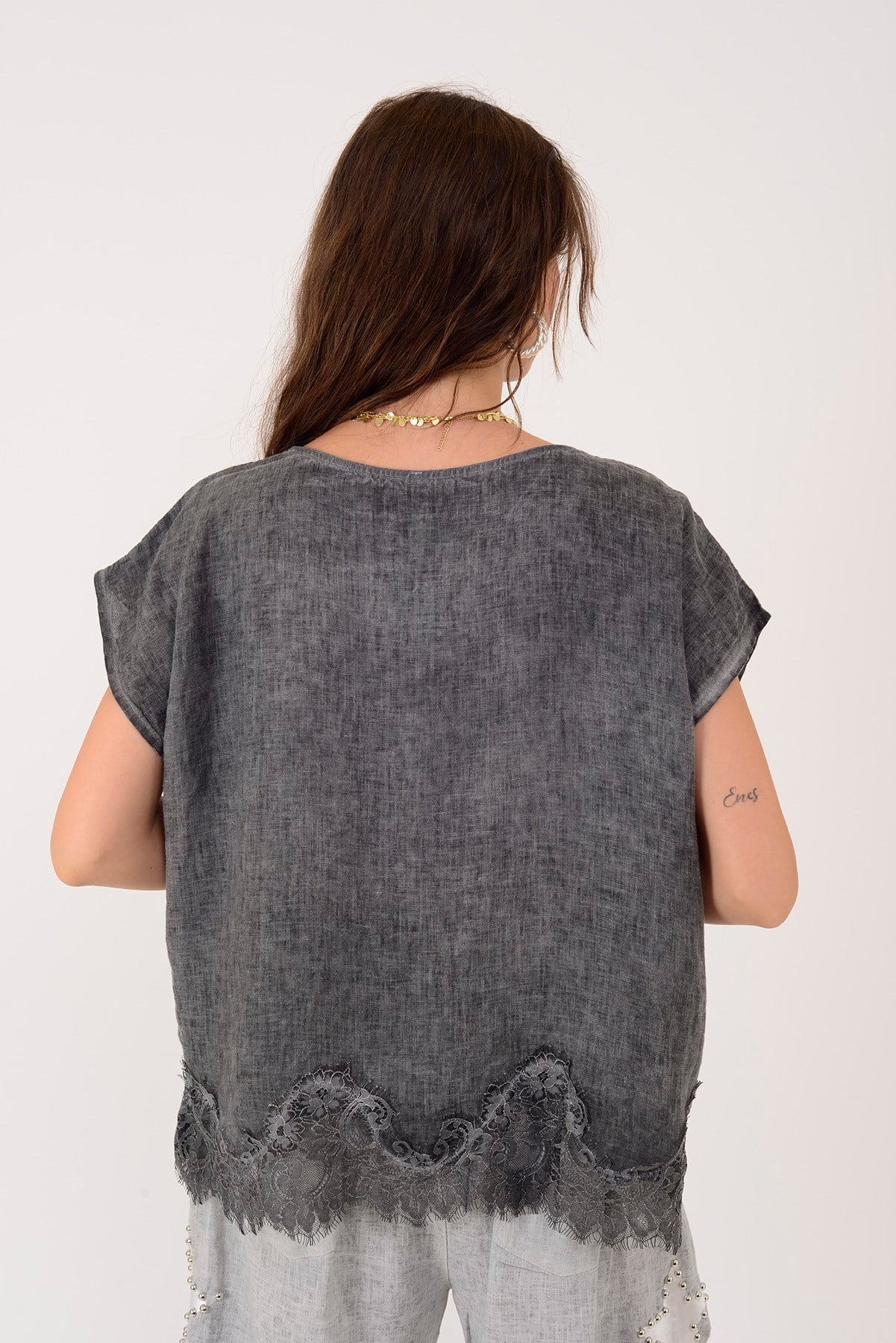 81674 DANTEL DETAYLI KISA KOL KETEN BLUZ
