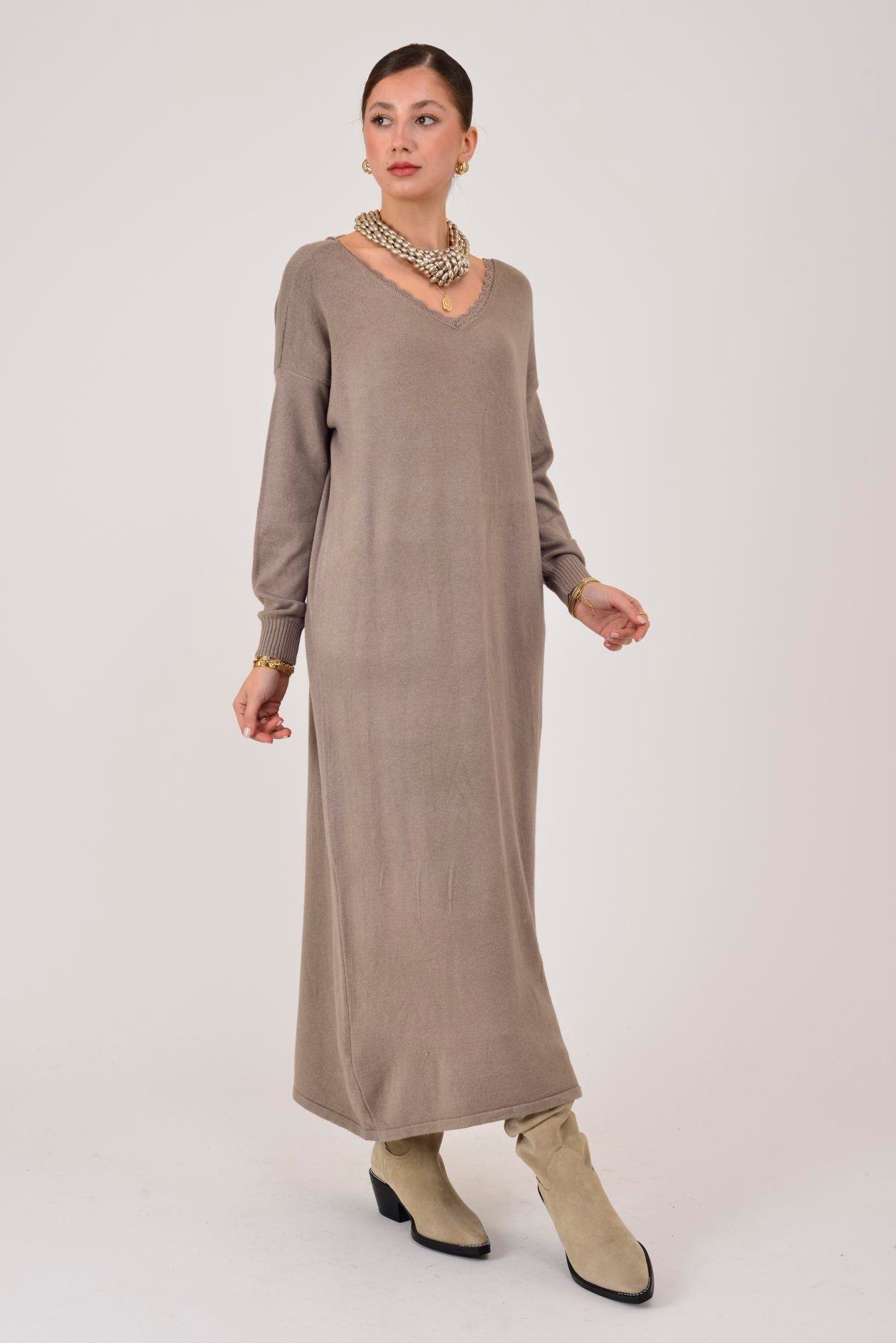 8612 IDOL SIRTI FİYONK DETAYLI YAKASI DANTELLİ TRİKO ELBİSE