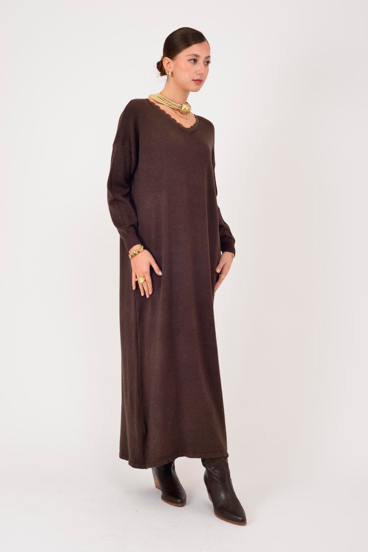 8612 IDOL SIRTI FİYONK DETAYLI YAKASI DANTELLİ TRİKO ELBİSE