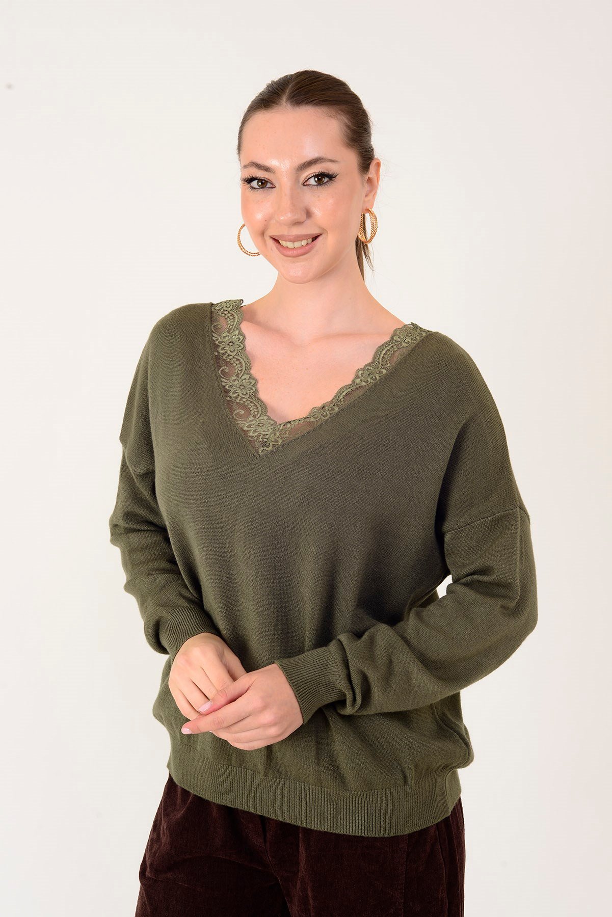 8651 DANTEL DETAYLI V YAKA TRİKO