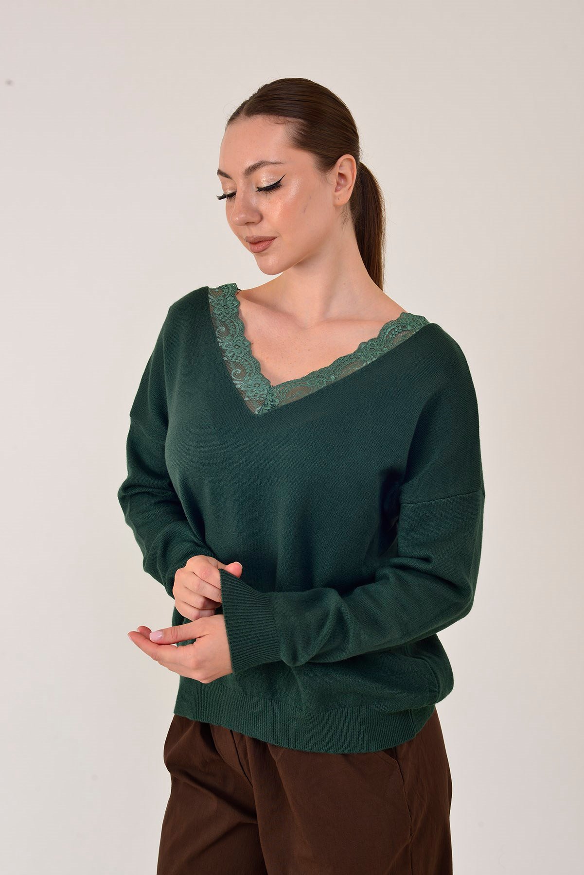 8651 DANTEL DETAYLI V YAKA TRİKO