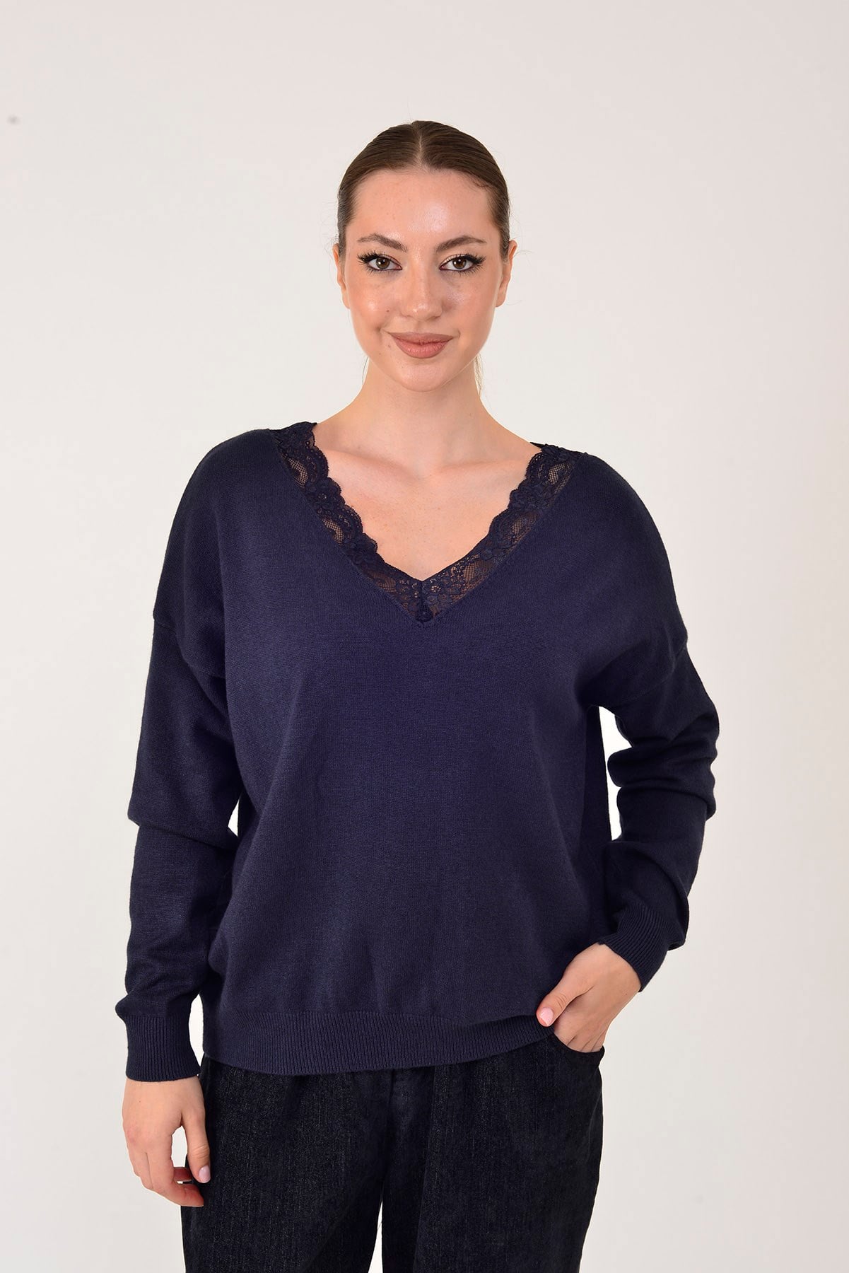 8651 DANTEL DETAYLI V YAKA TRİKO