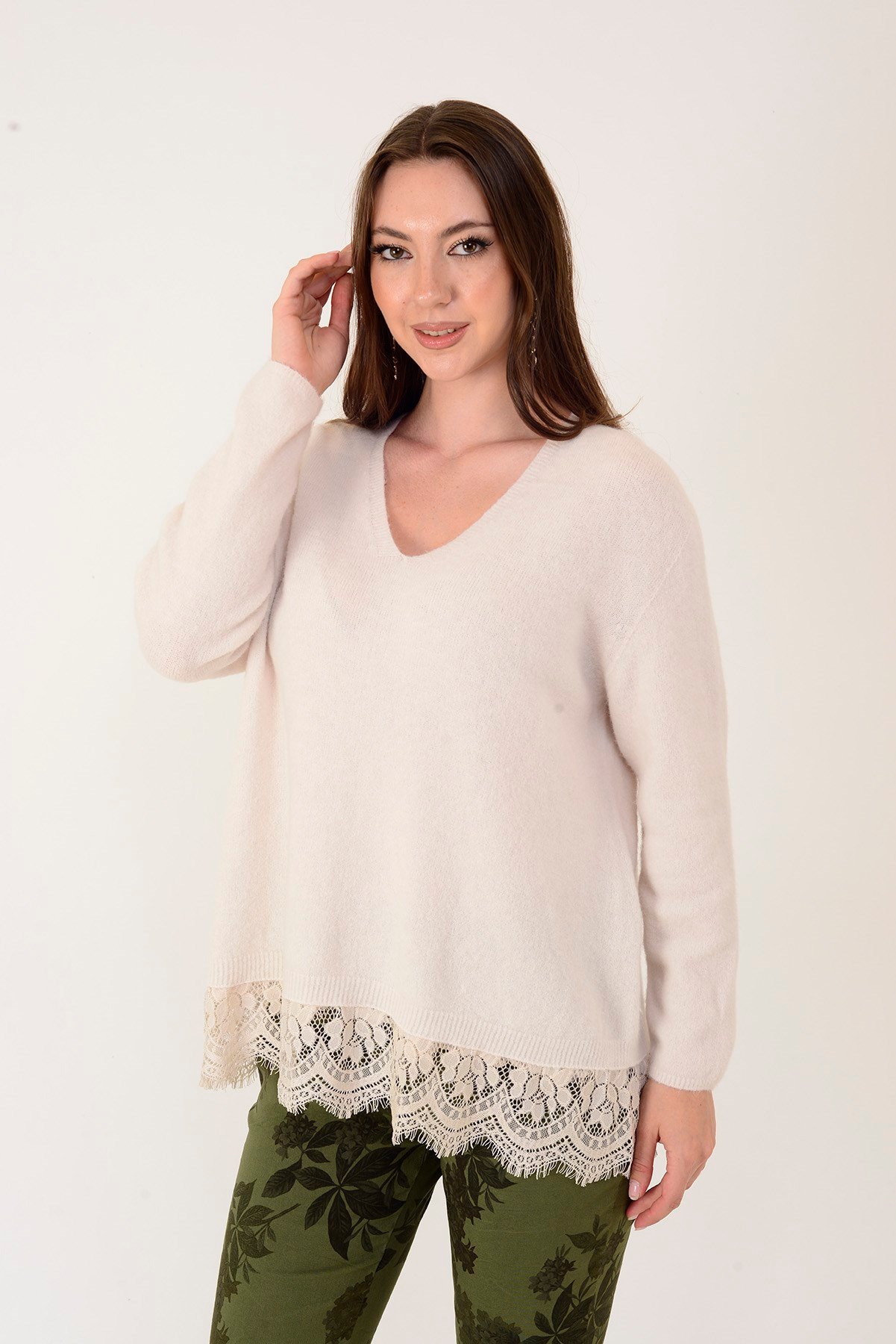8883 V YAKA DANTEL DETAYLI TRİKO BLUZ