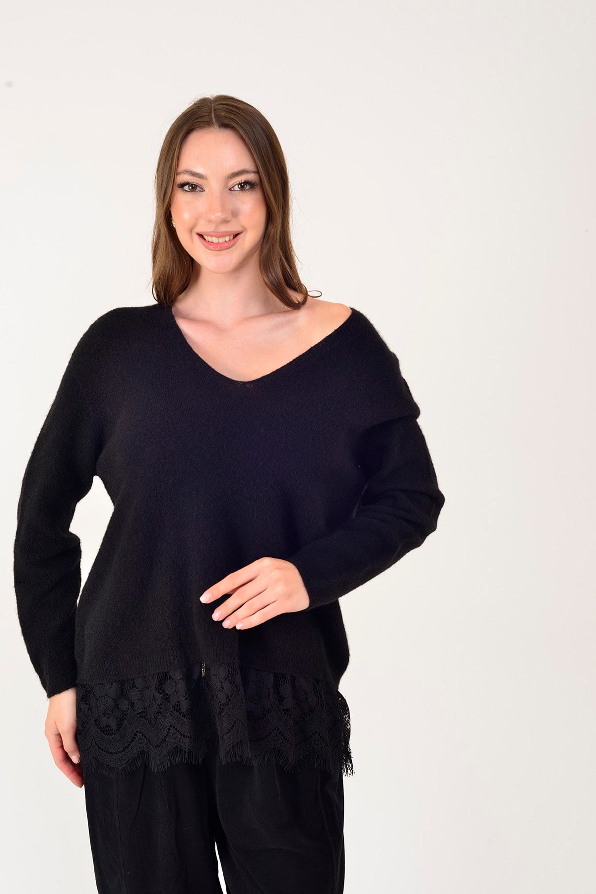 8883 V YAKA DANTEL DETAYLI TRİKO BLUZ