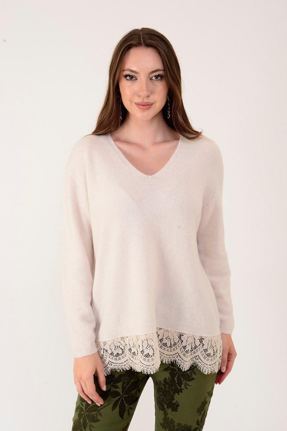 8883 V YAKA DANTEL DETAYLI TRİKO BLUZ