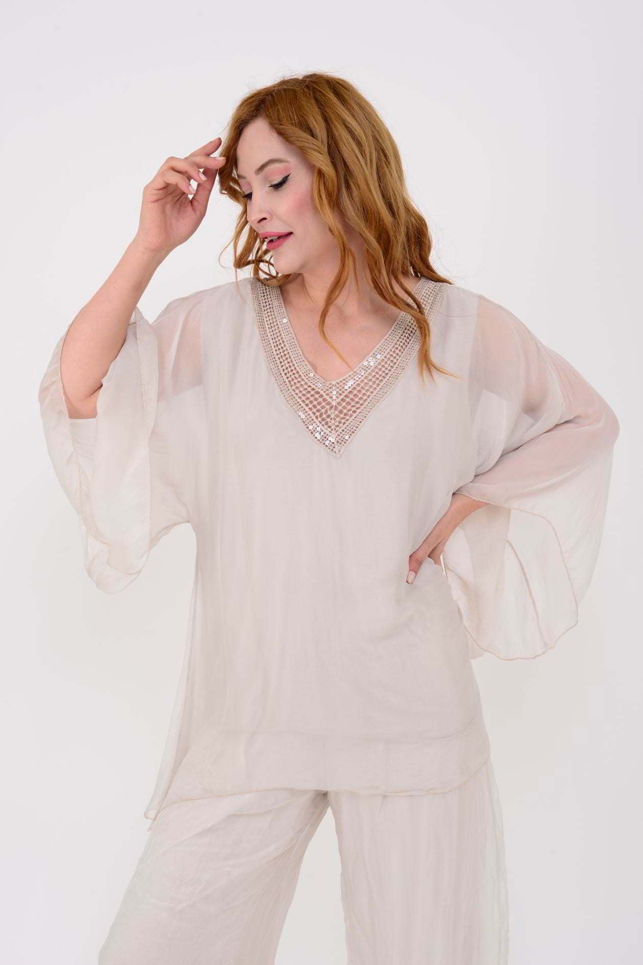 8903 YAKASI PAYETLİ İPEK BLUZ
