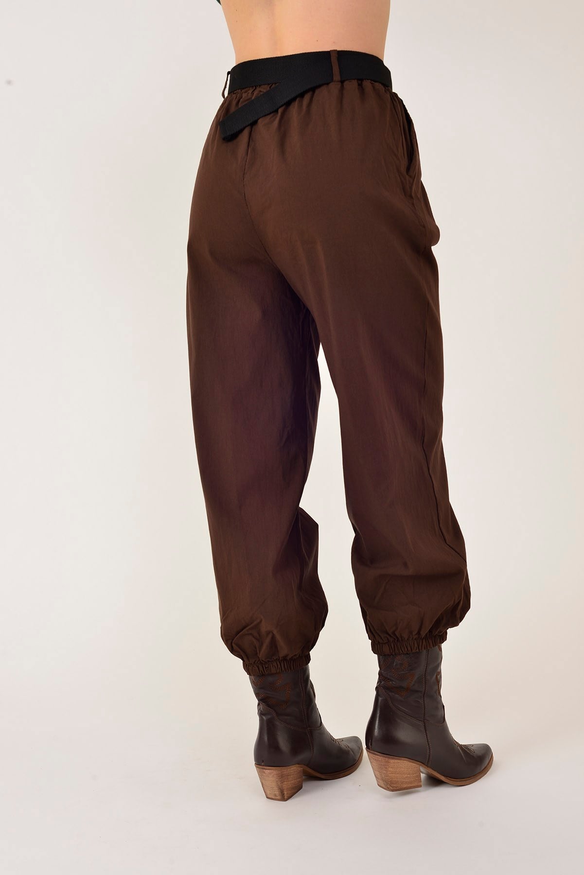 8907 PAÇASI LASTİKLİ KEMER DETAYLI JOGGER PANTOLON