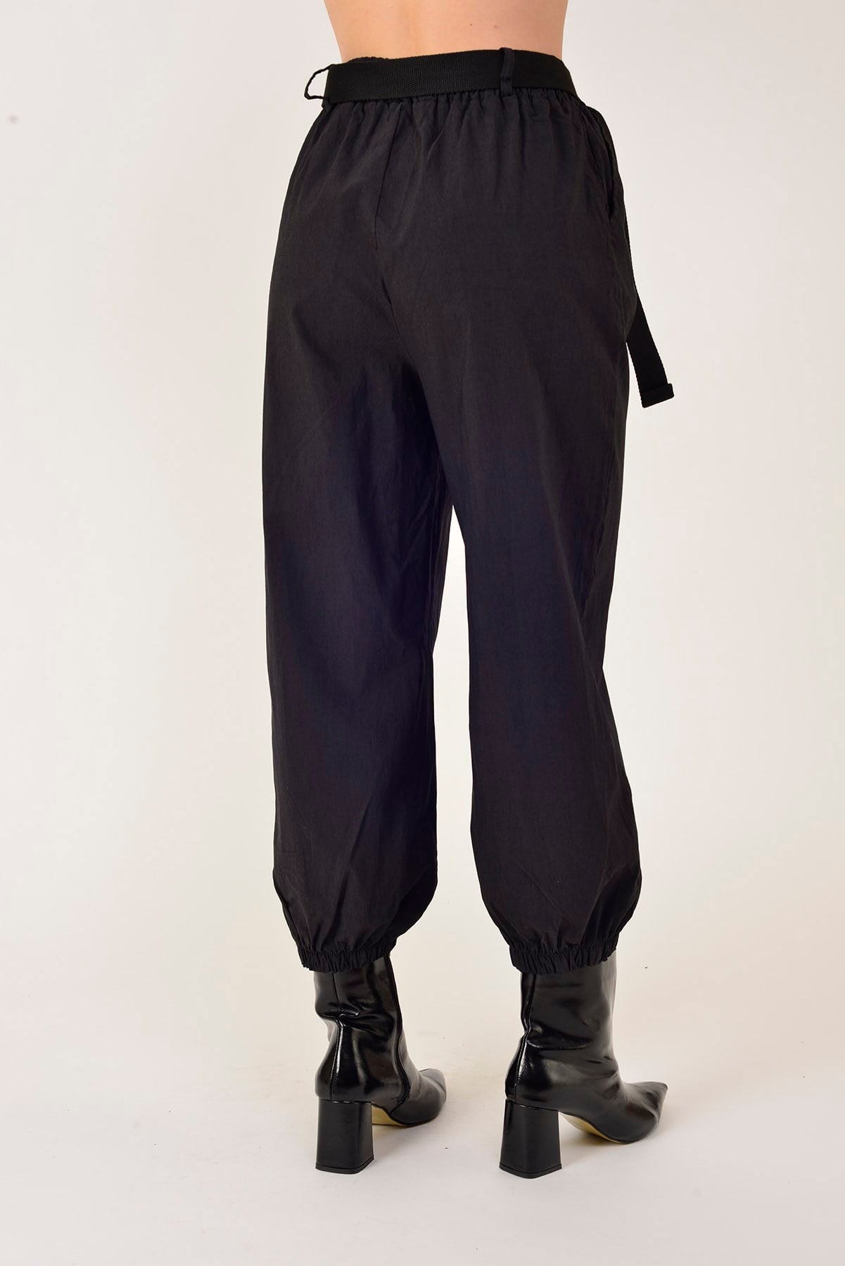 8907 PAÇASI LASTİKLİ KEMER DETAYLI JOGGER PANTOLON