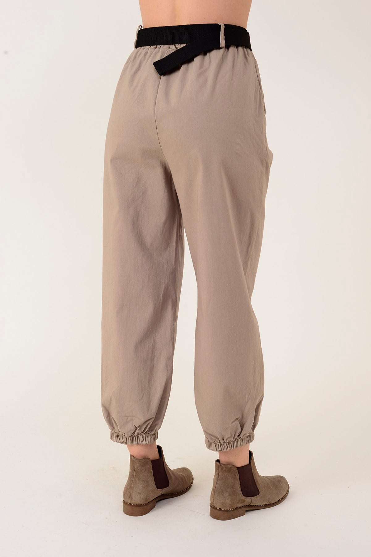 8907 PAÇASI LASTİKLİ KEMER DETAYLI JOGGER PANTOLON