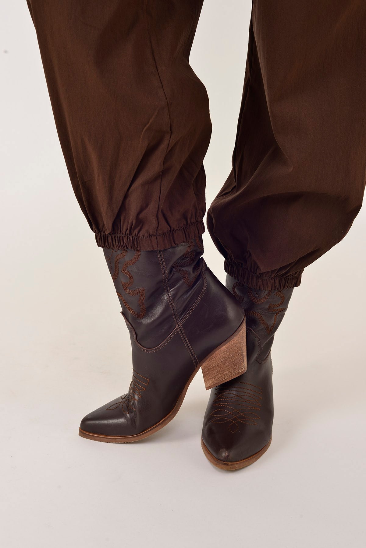 8907 PAÇASI LASTİKLİ KEMER DETAYLI JOGGER PANTOLON