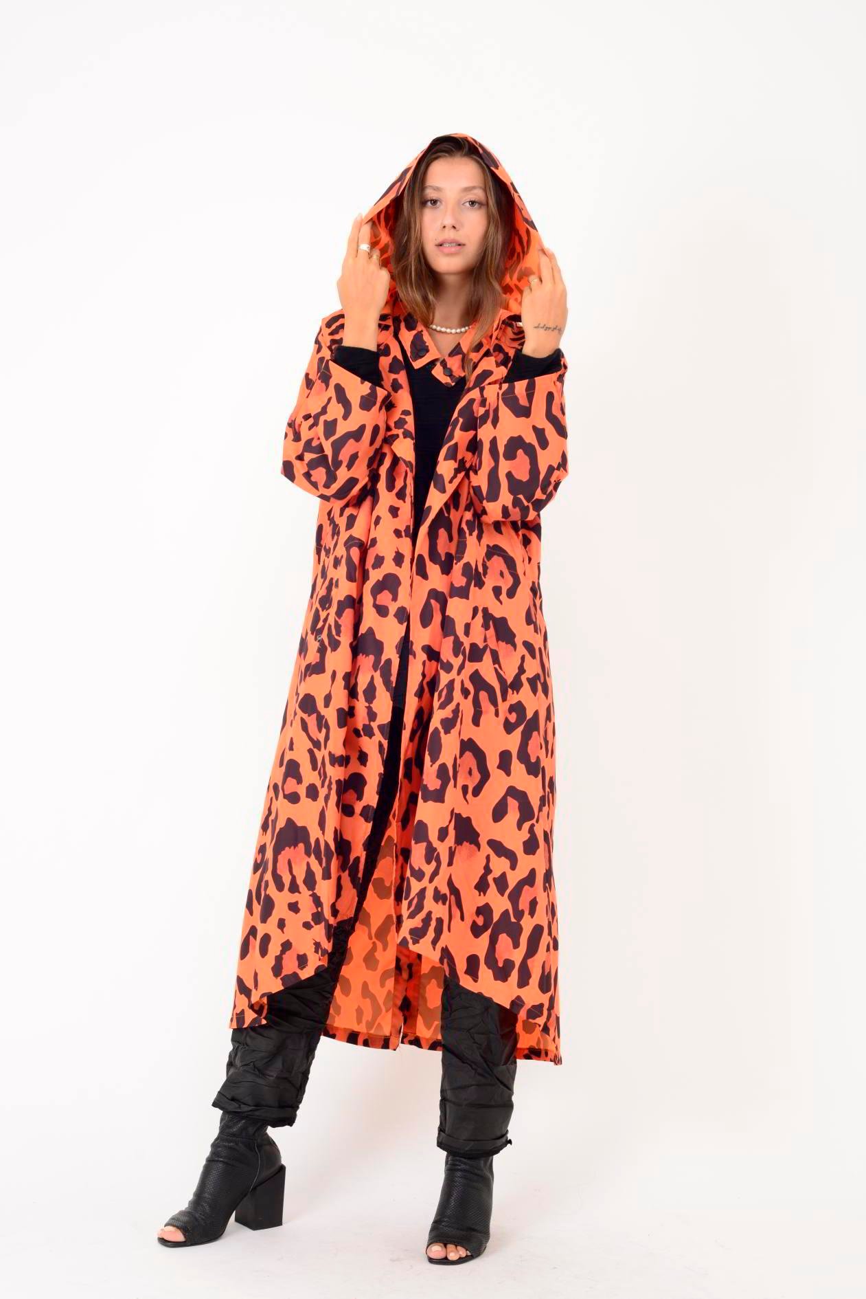 AN10720 LEOPAR DESENLİ BELİ BÜZGÜ DETAYLI YAĞMURLUK