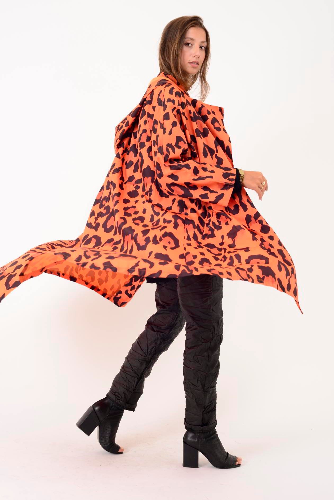 AN10720 LEOPAR DESENLİ BELİ BÜZGÜ DETAYLI YAĞMURLUK
