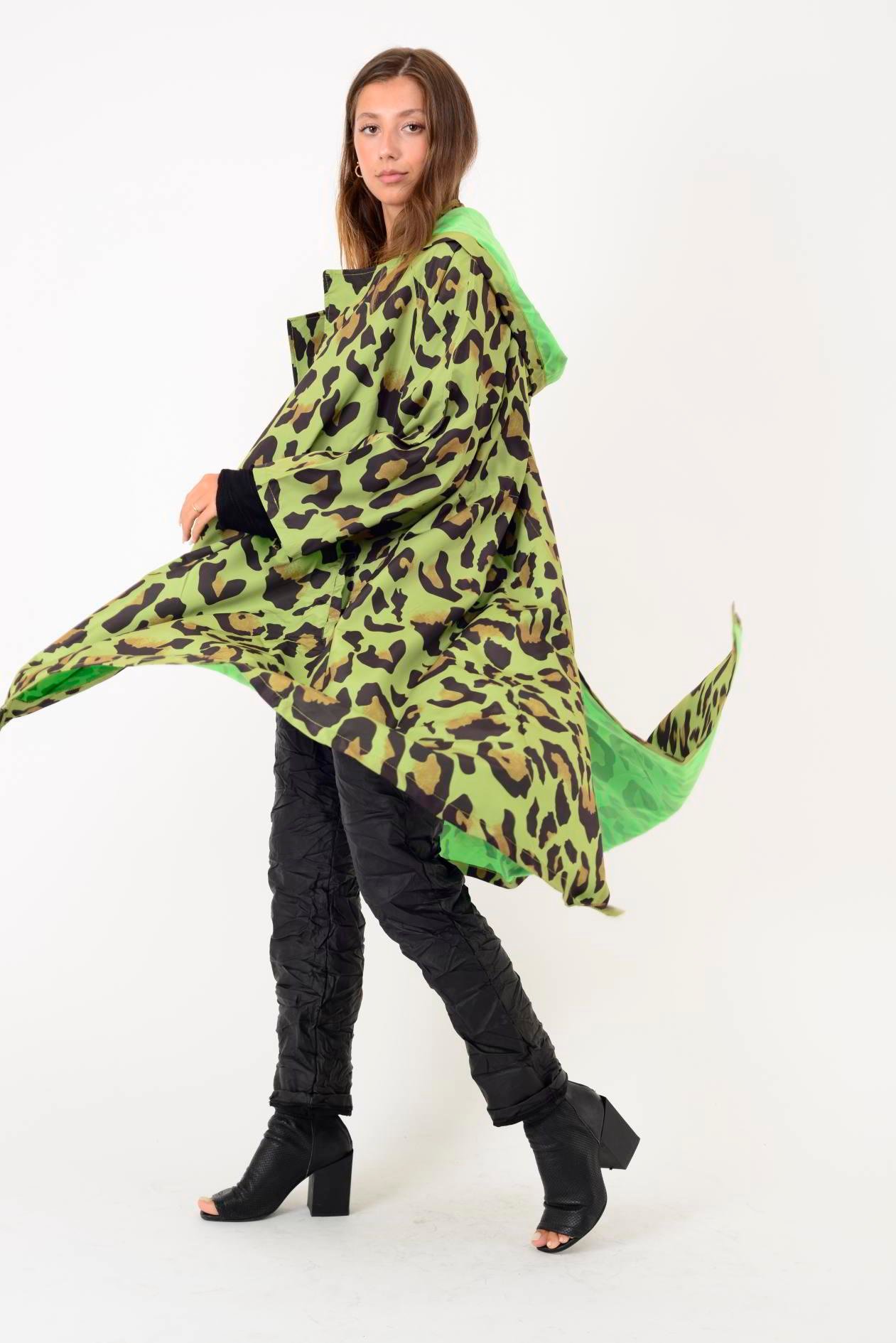 AN10720 LEOPAR DESENLİ BELİ BÜZGÜ DETAYLI YAĞMURLUK