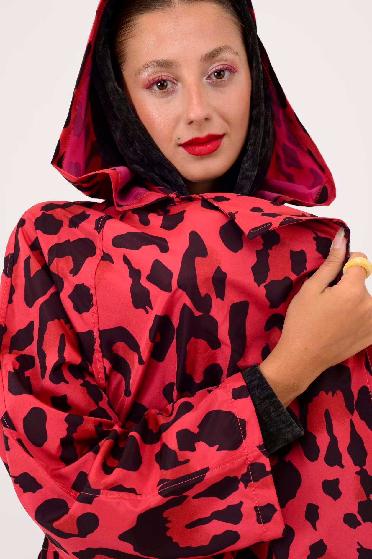 AN10720 LEOPAR DESENLİ BELİ BÜZGÜ DETAYLI YAĞMURLUK