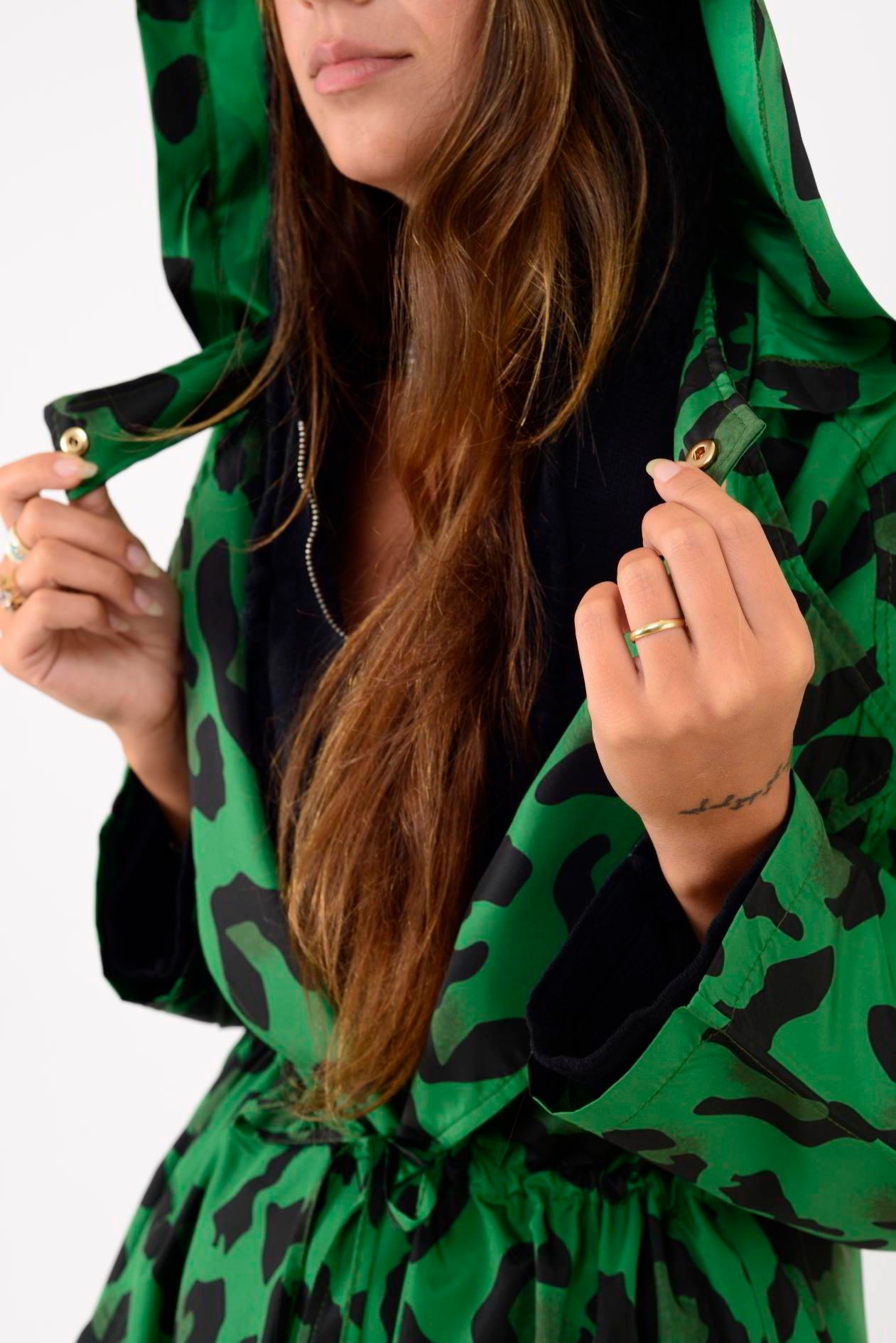 AN10720 LEOPAR DESENLİ BELİ BÜZGÜ DETAYLI YAĞMURLUK