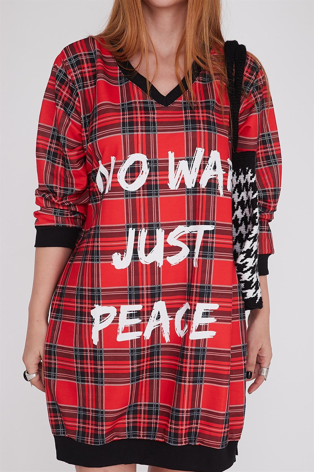 JY751 V-YAKA EKOSE YAZILI DESEN SWEATSHIRT
