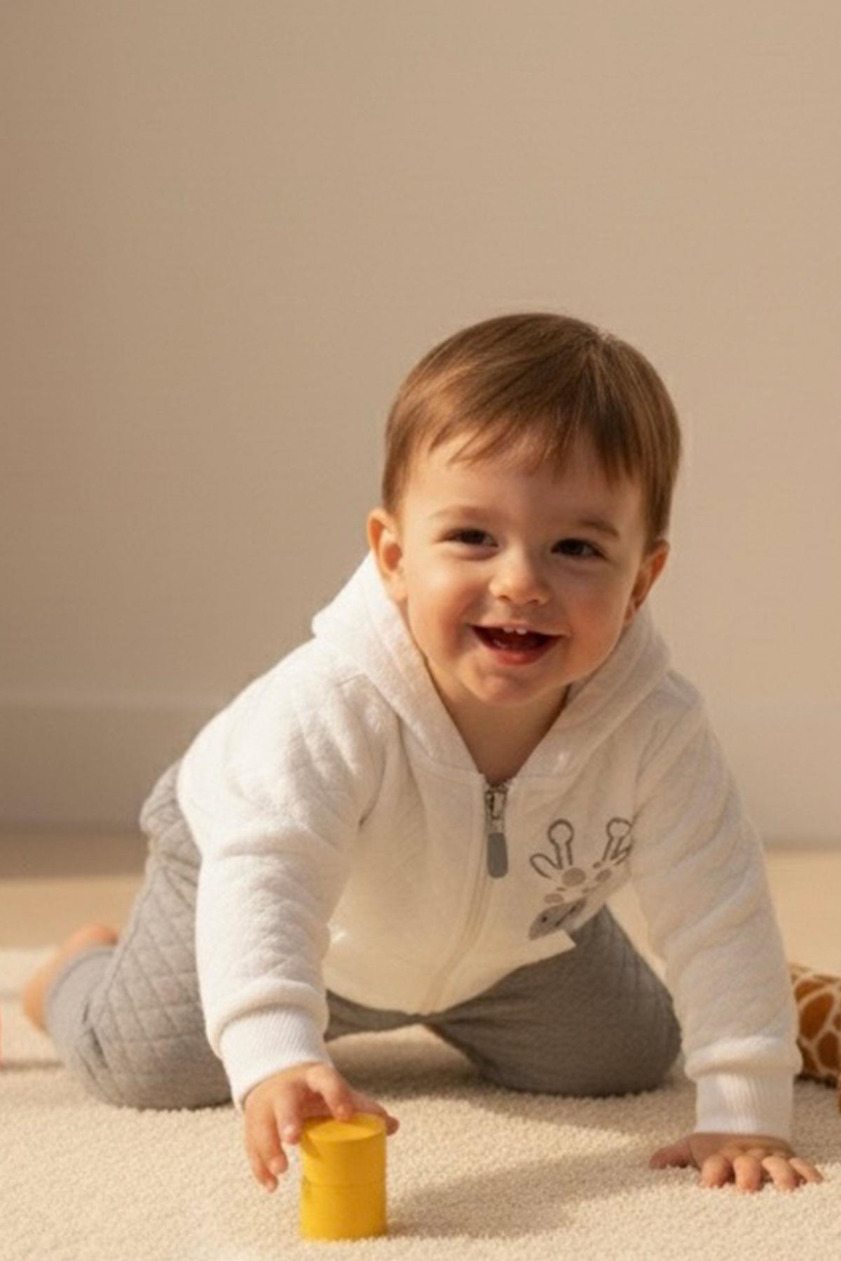 Breeze Erkek Bebek Eşofman Takımı Sevimli Zürafa Baskılı Kapitone Desenli Ekru (6 Ay-1.5 Yaş)